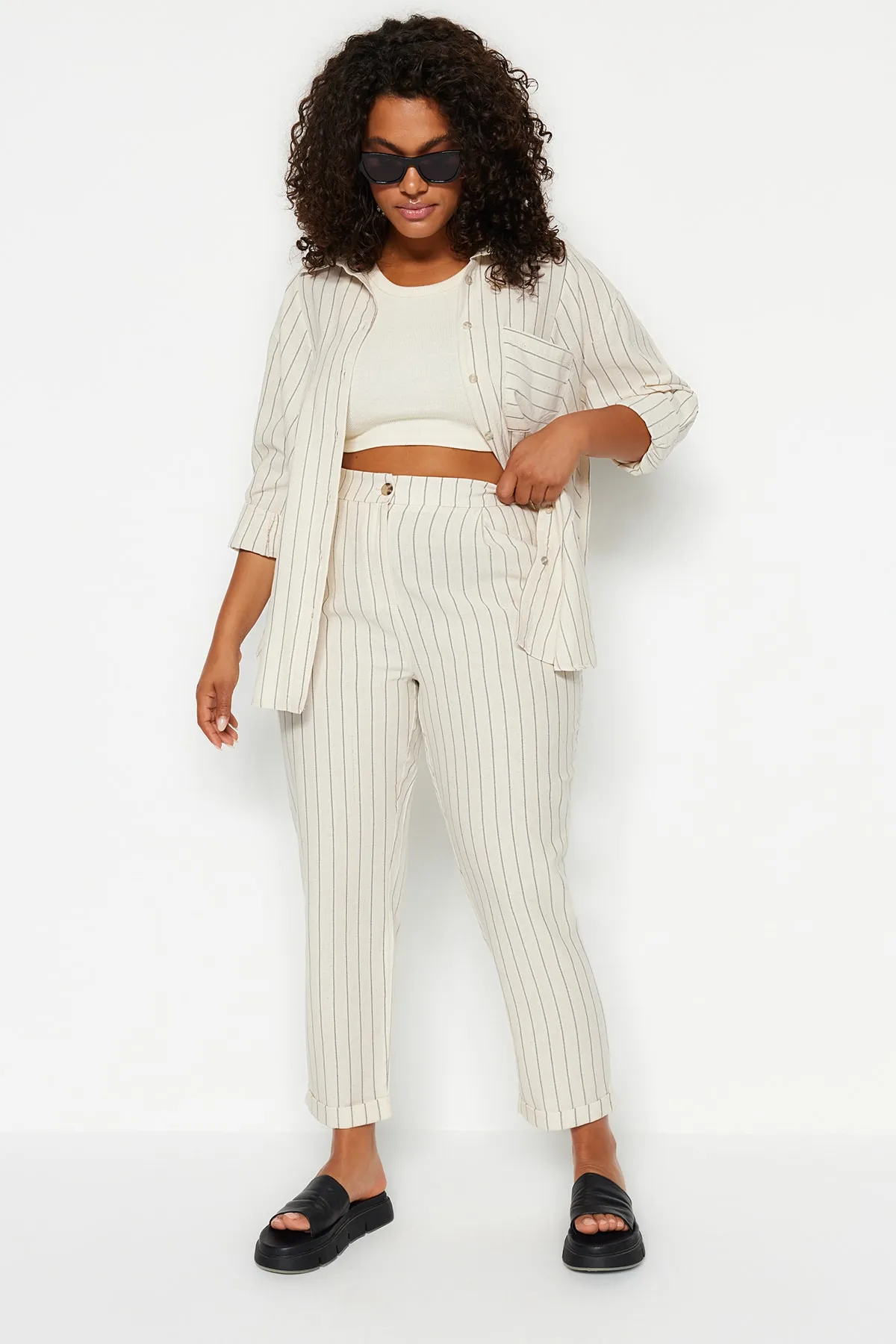 Trendyol Curve  Beigefarbene, gestreifte Webhose in Leinenoptik TBBSS23AR00039