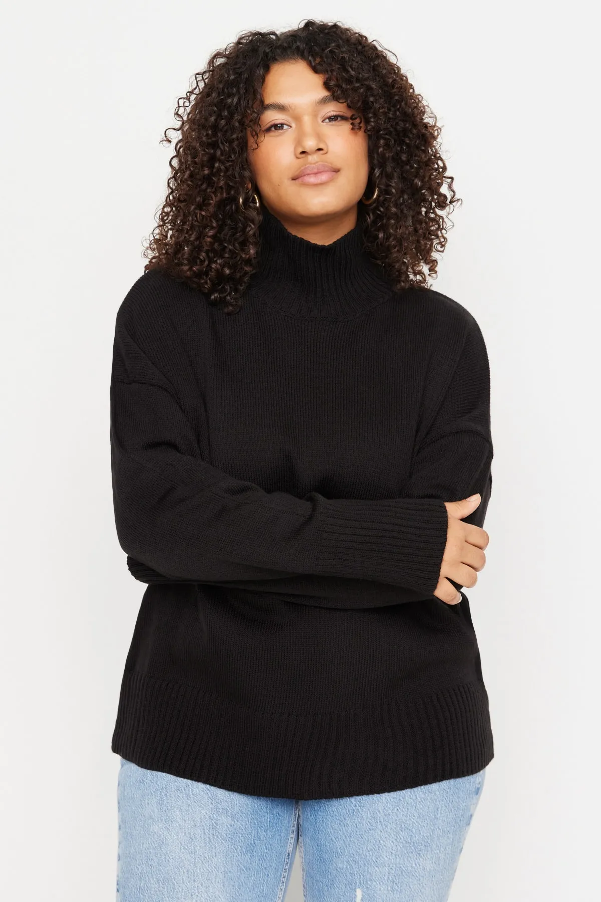 Trendyol Curve  Schwarzer, schulterfreier Strickpullover mit Rollkragen