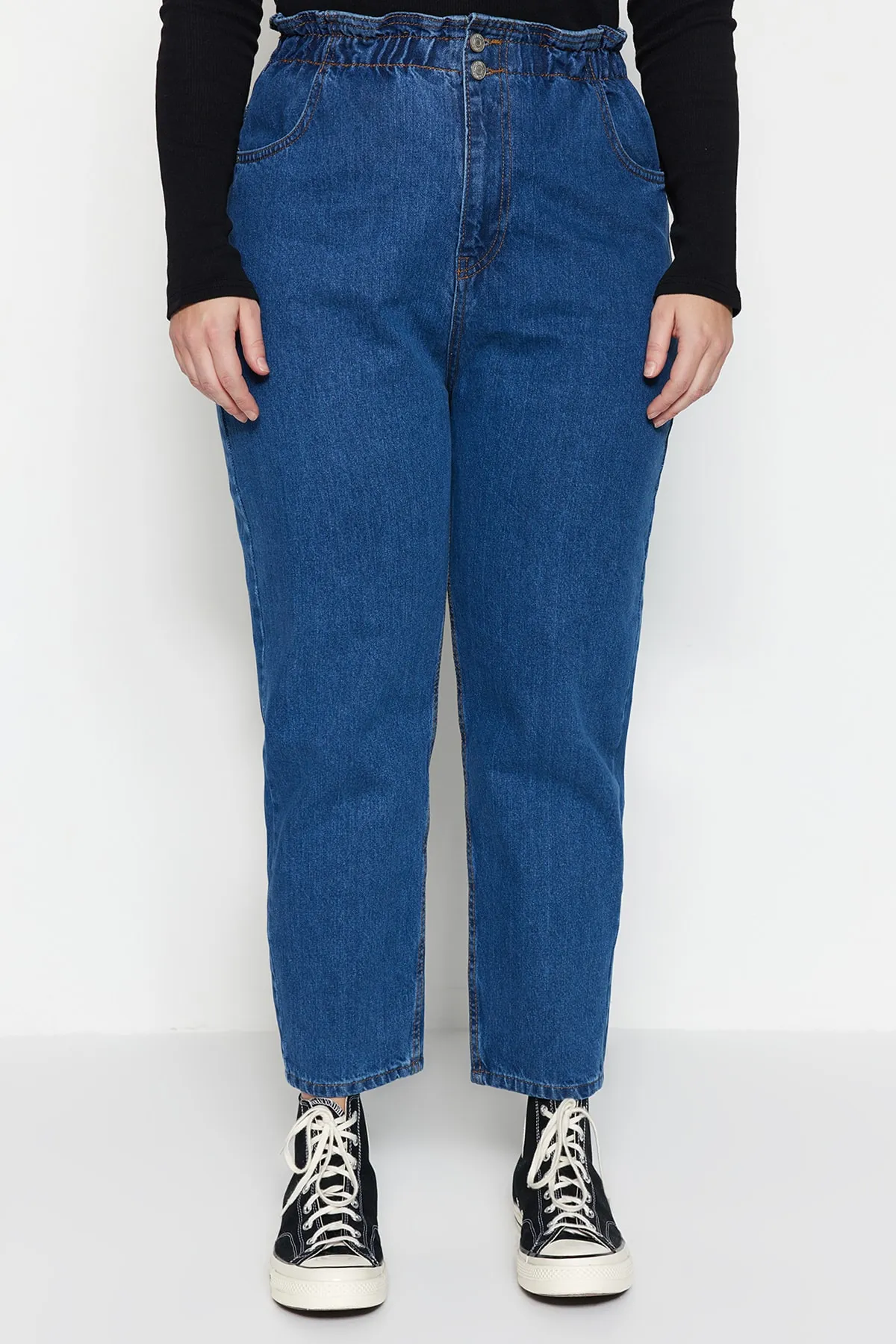 Trendyol Curve  Blaue Mom-Jeans mit hoher Taille und elastischem Bund TBBAW23JE00002