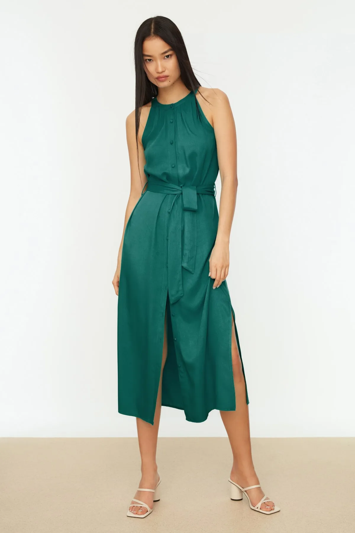 Trendyol Collection  Smaragdgrünes, gewebtes Midi-Hemdkleid mit Gürtel und vorherrschendem Kragen TWOSS19XM0112