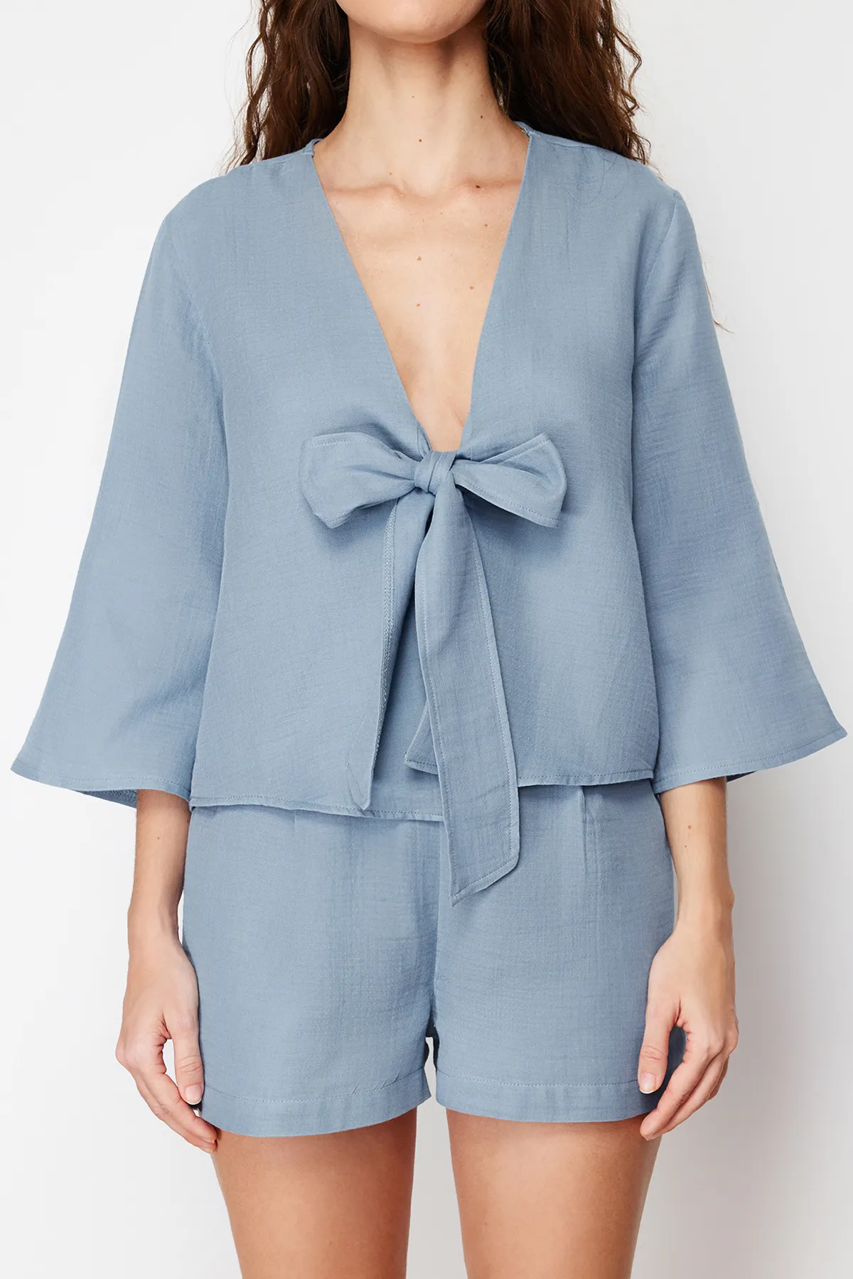 Trendyol Collection  Hochwertiges blaues Pyjama-Set aus gewebtem Musselin aus 100 % Baumwolle mit Schnürung THMSS24PT00077