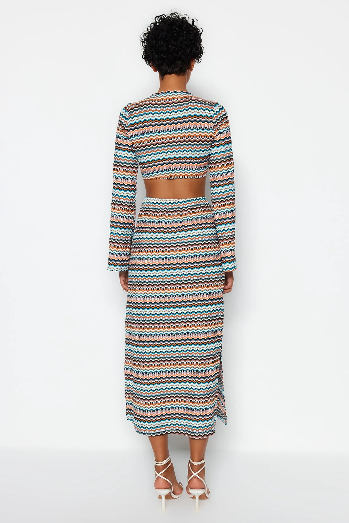 Trendyol Collection  Mehrfarbiges, dehnbares Midi-Strickkleid mit Ausschnitten und detailliertem Druck TWOSS23EL01809
