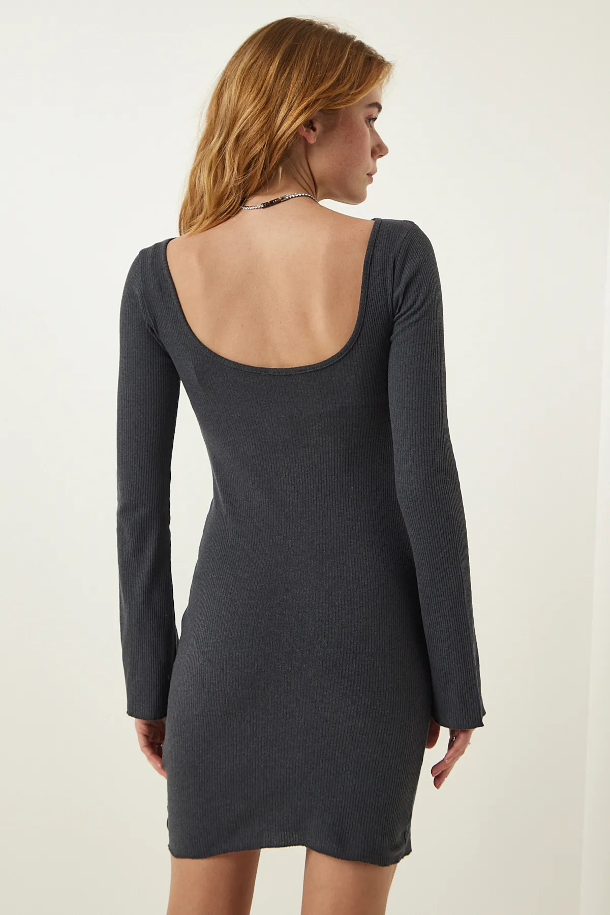 Happiness İstanbul  Graues geripptes Saran-Strickkleid mit U-Boot-Ausschnitt für Damen UB00219