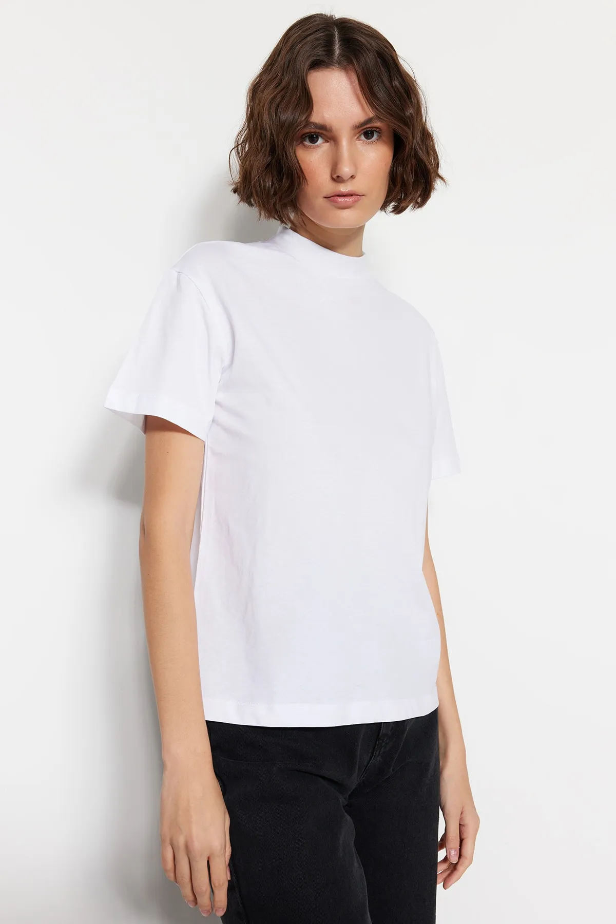 Trendyol Collection  Weiß-schwarz-weiß gestreiftes Basic-Strick-T-Shirt mit Stehkragen im 2er-Pack TWOSS20TS1500