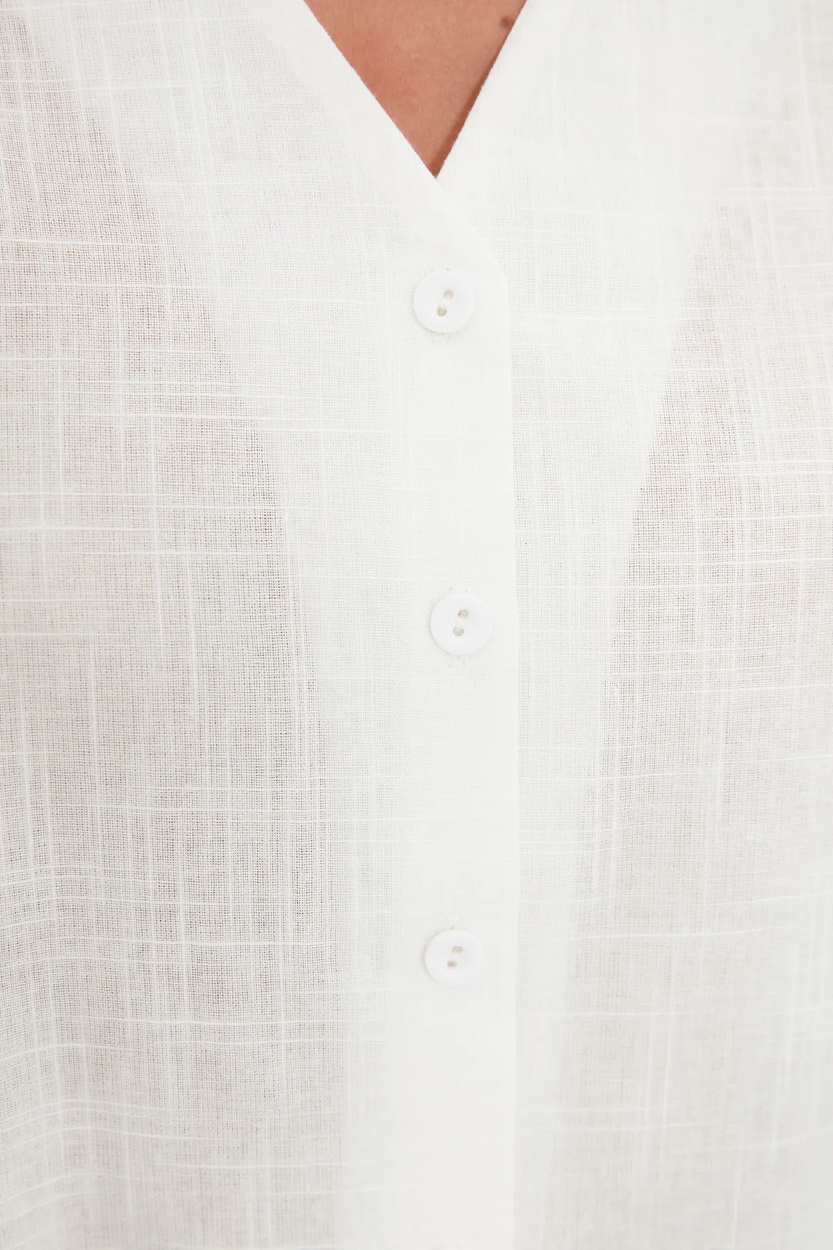 Trendyol Collection  Weißes gewebtes Hemd mit Fledermausärmeln - Regular Fit TWOSS20GO0076