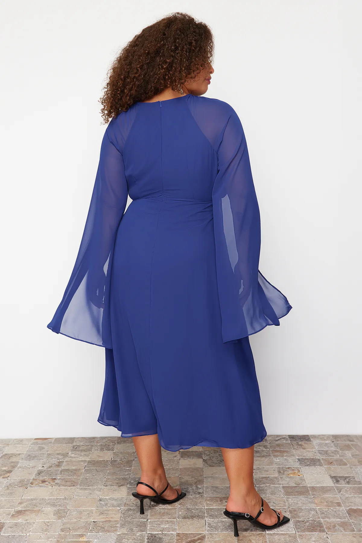 Trendyol Curve  Saks – Langes, gewebtes Maxikleid in Übergröße mit Umhangärmeln