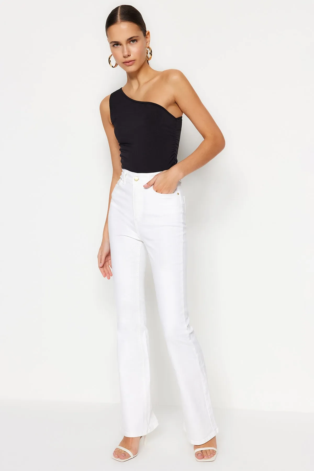 Trendyol Collection  Weiße Schlagjeans mit hoher Taille TWOSS23JE00203
