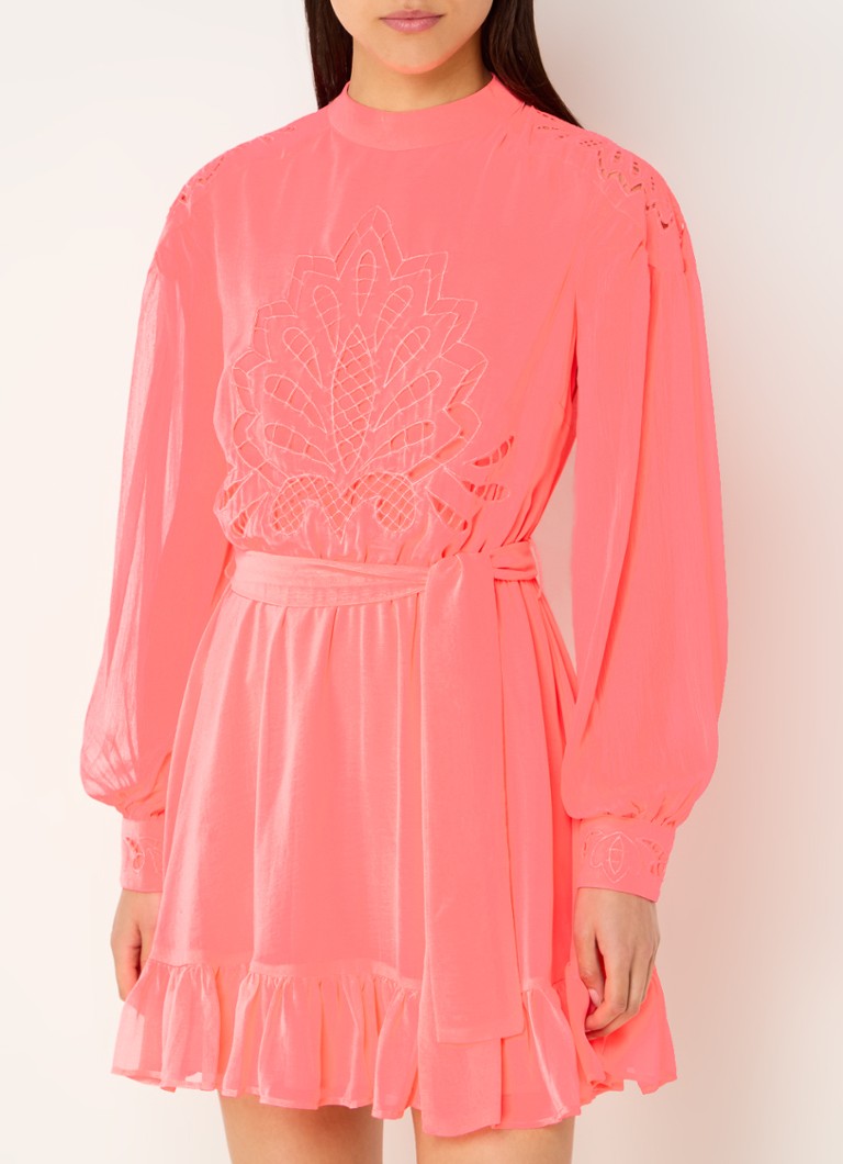 Robe tunique courte NIKKIE Cixi avec broderie et ceinture à nouer