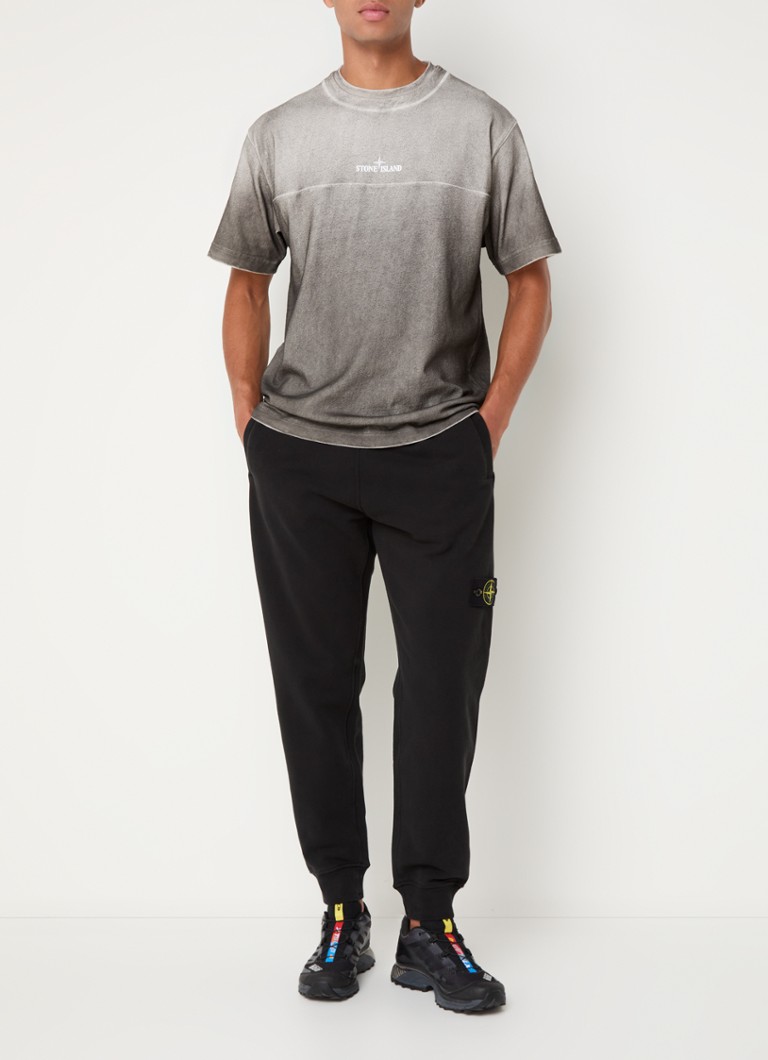 Pantaloni de trening Stone Island 64020 Tapered cu buzunar cu valvă și logo