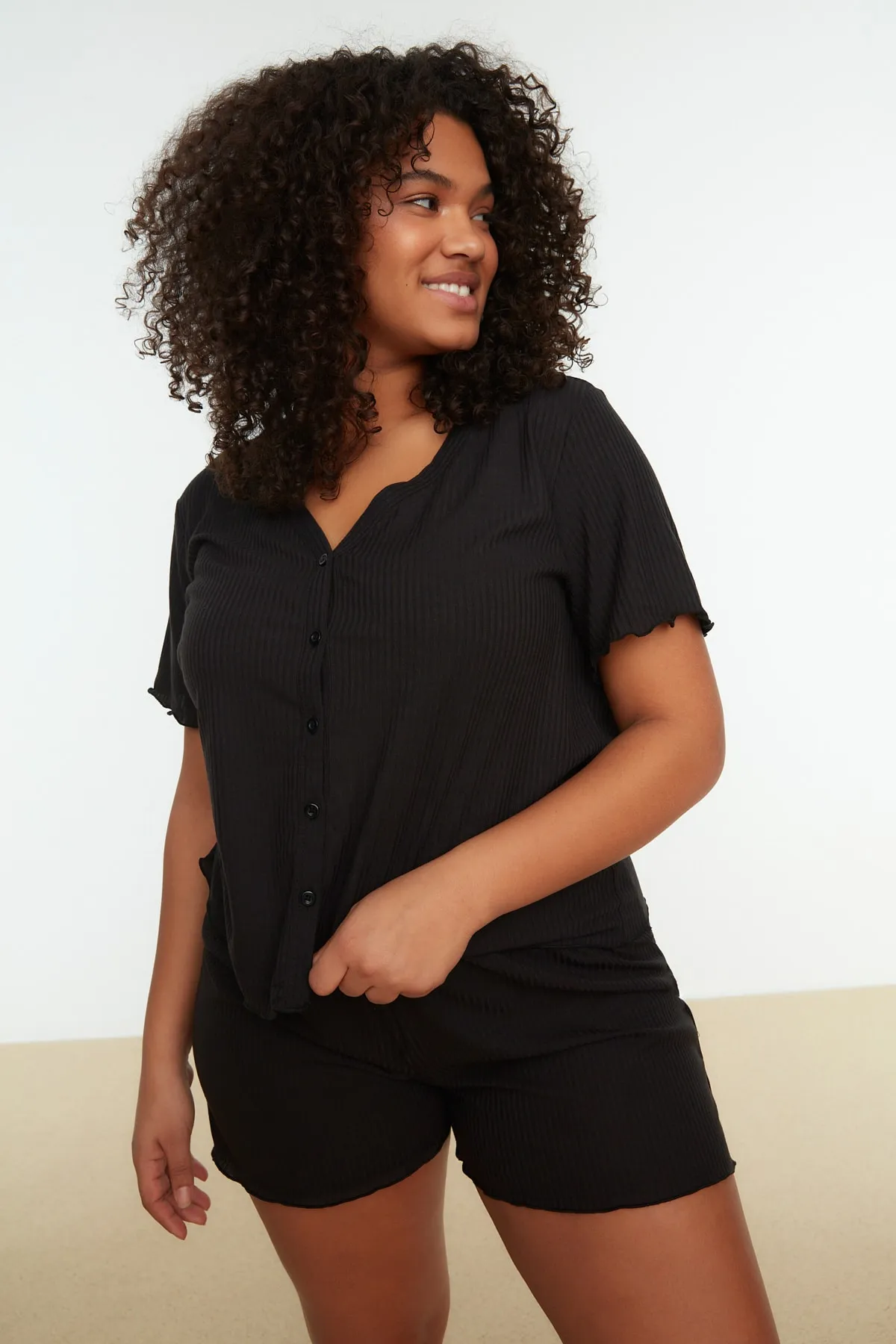 Trendyol Curve  Schwarzes Pyjama-Set aus Strick mit V-Ausschnitt und Knöpfen TBBSS22PT0215