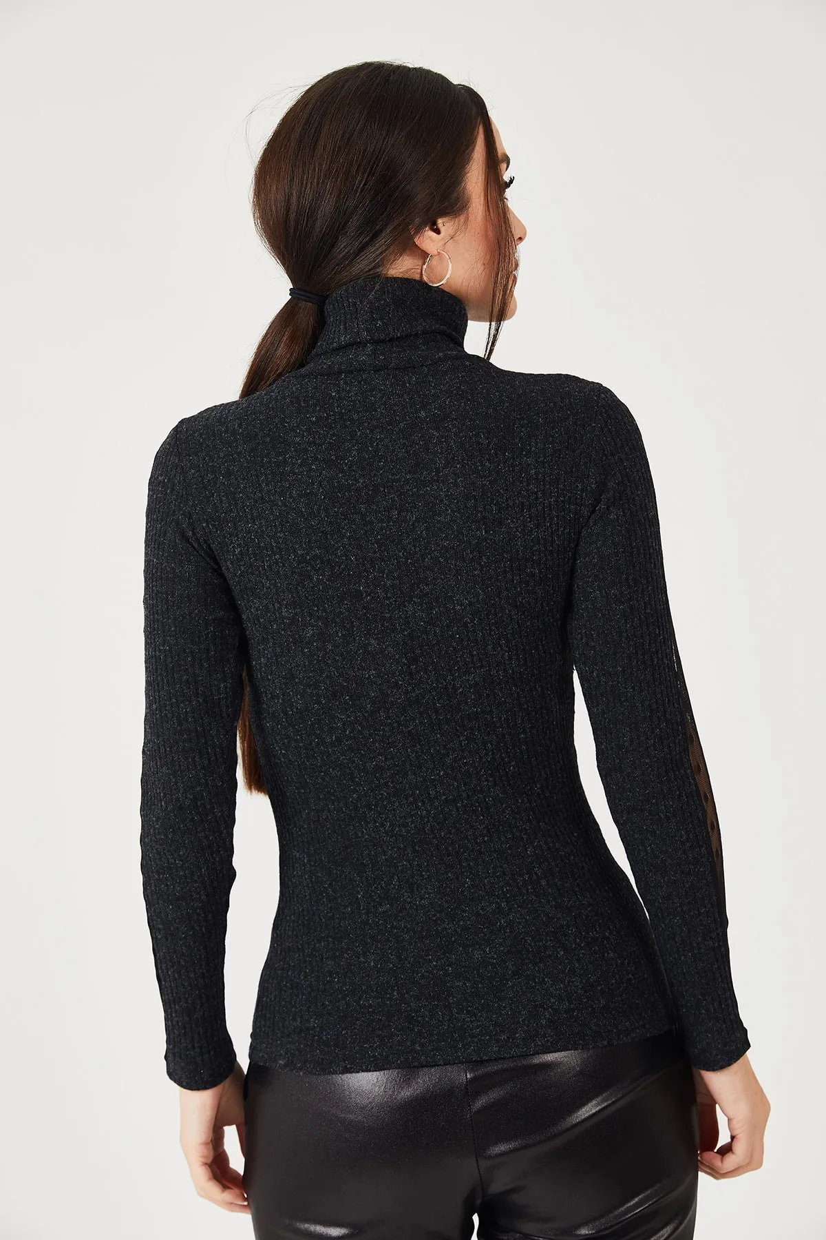 armonika  Schwarzer Damen-Strickpullover mit Spitzenärmeln, Ausschnitt und Details, ARM-21K001056