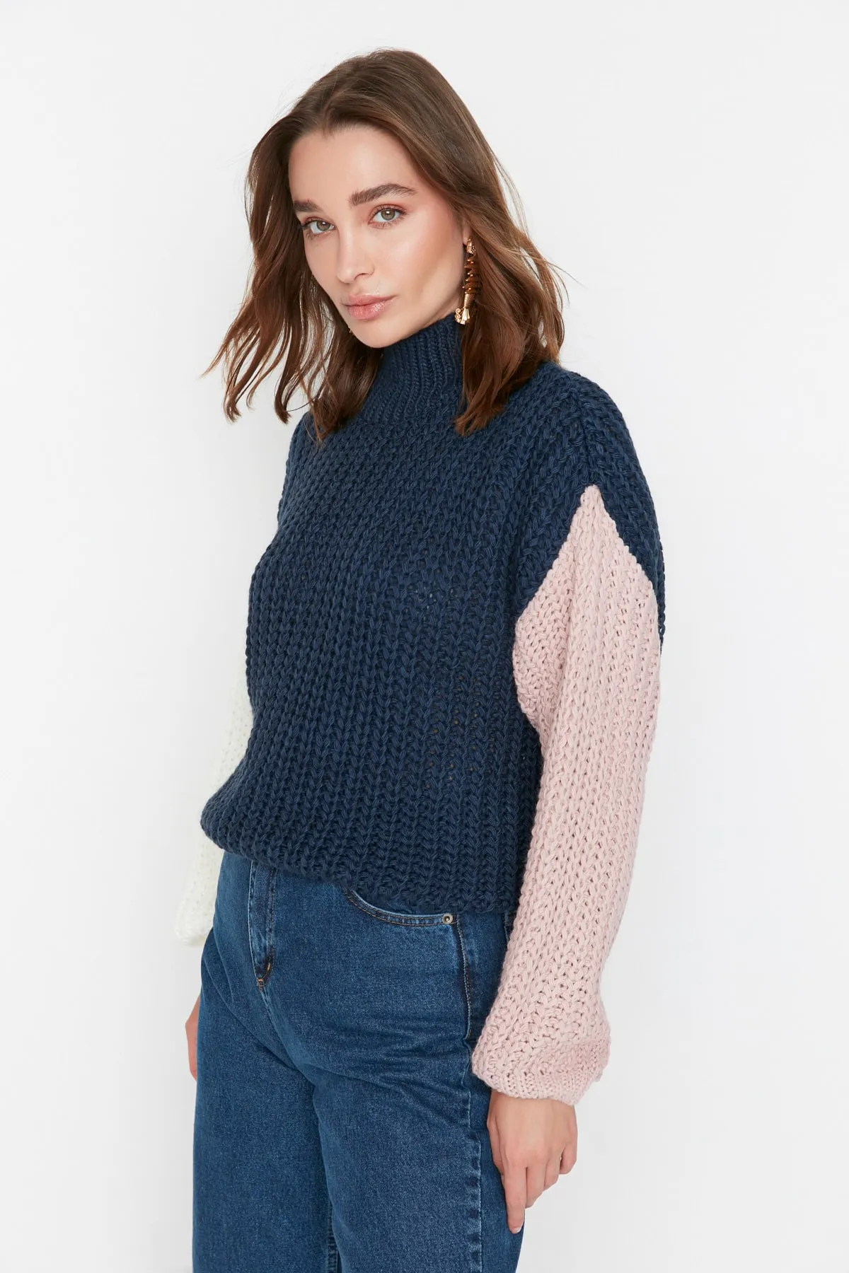 Trendyol Collection  Petrol – Weich strukturierter Strickpullover mit Farbblockdesign und weiter Passform TWOAW21KZ0271