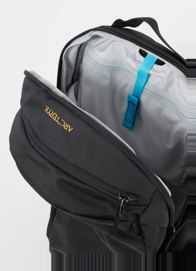 Arc'teryx Mantis 16 -reppu, jossa logobrodeeraus