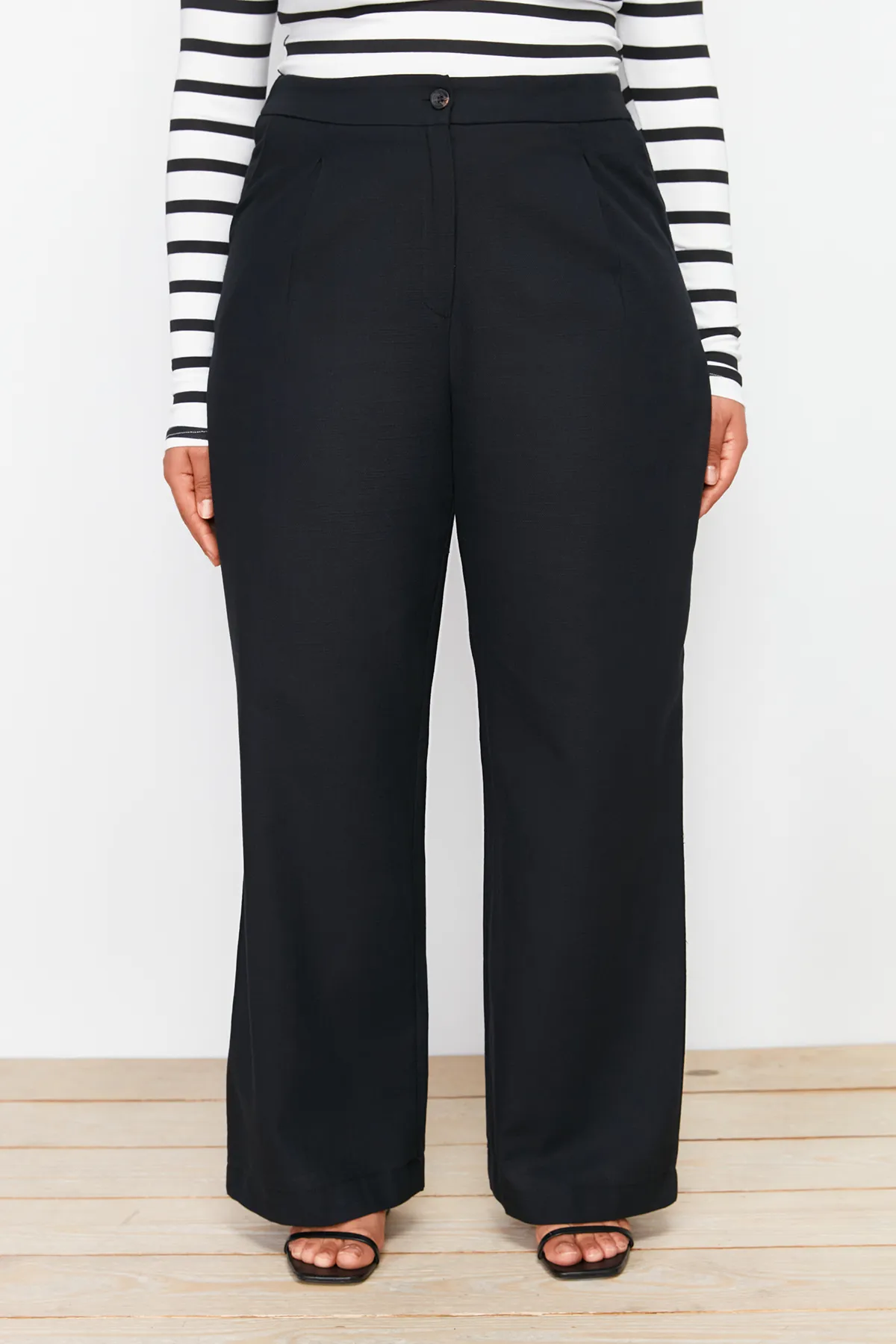 Trendyol Curve  Schwarze Webhose mit hoher Taille und weitem Bein TBBSS24AR00022