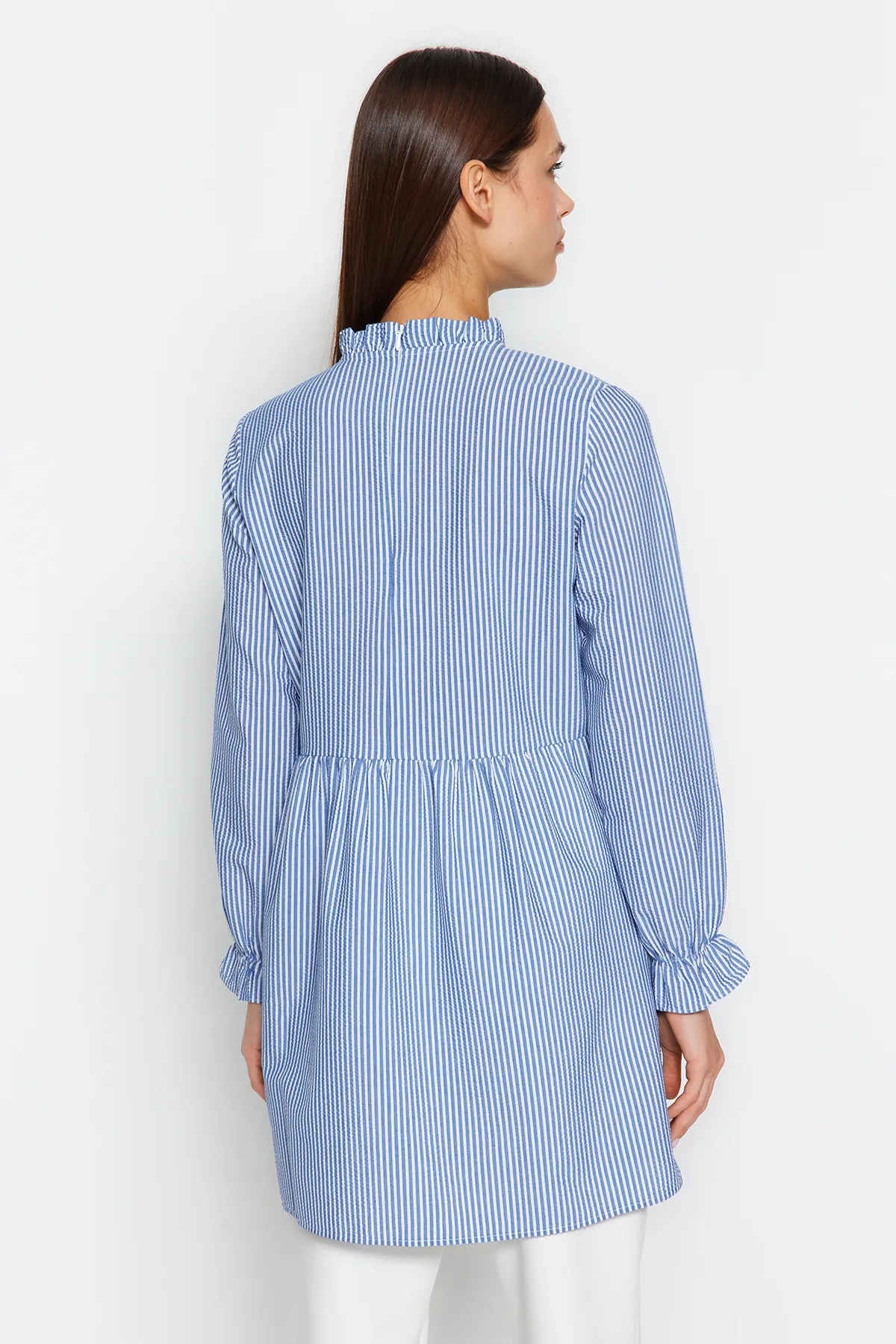 Trendyol Modest  Blaue, detaillierte Tunika mit hohem Kragen und Raffung TCTSS22GO0108