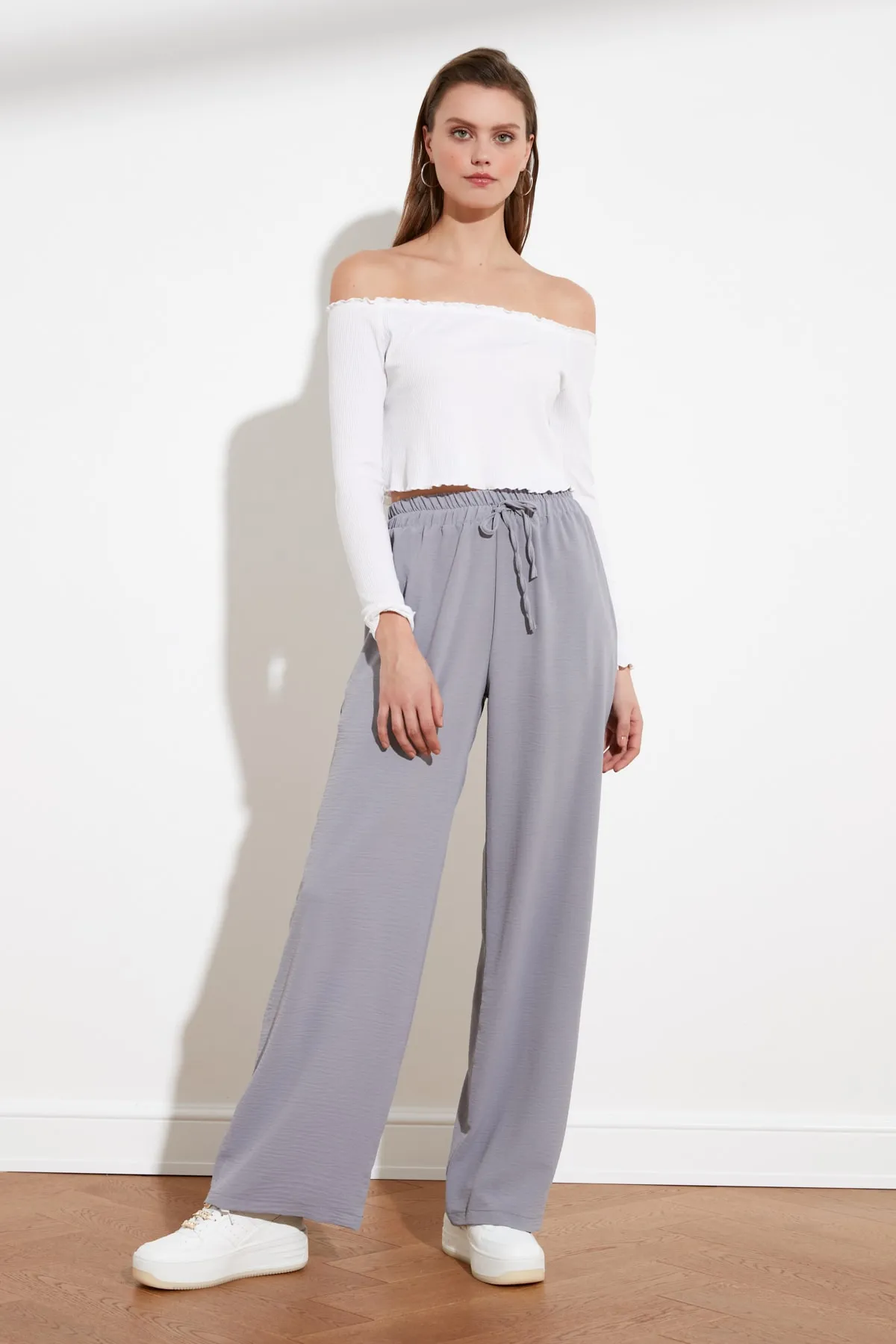 Trendyol Collection  Graue Webhose mit weitem Bein und elastischem Bund TWOSS21PL0248