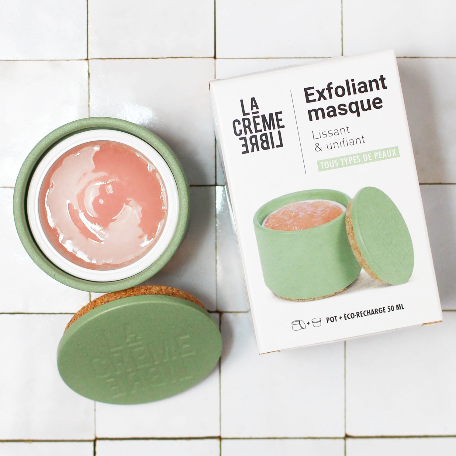 Creme solto esfoliante facial com aroma de amêndoas e ervas.