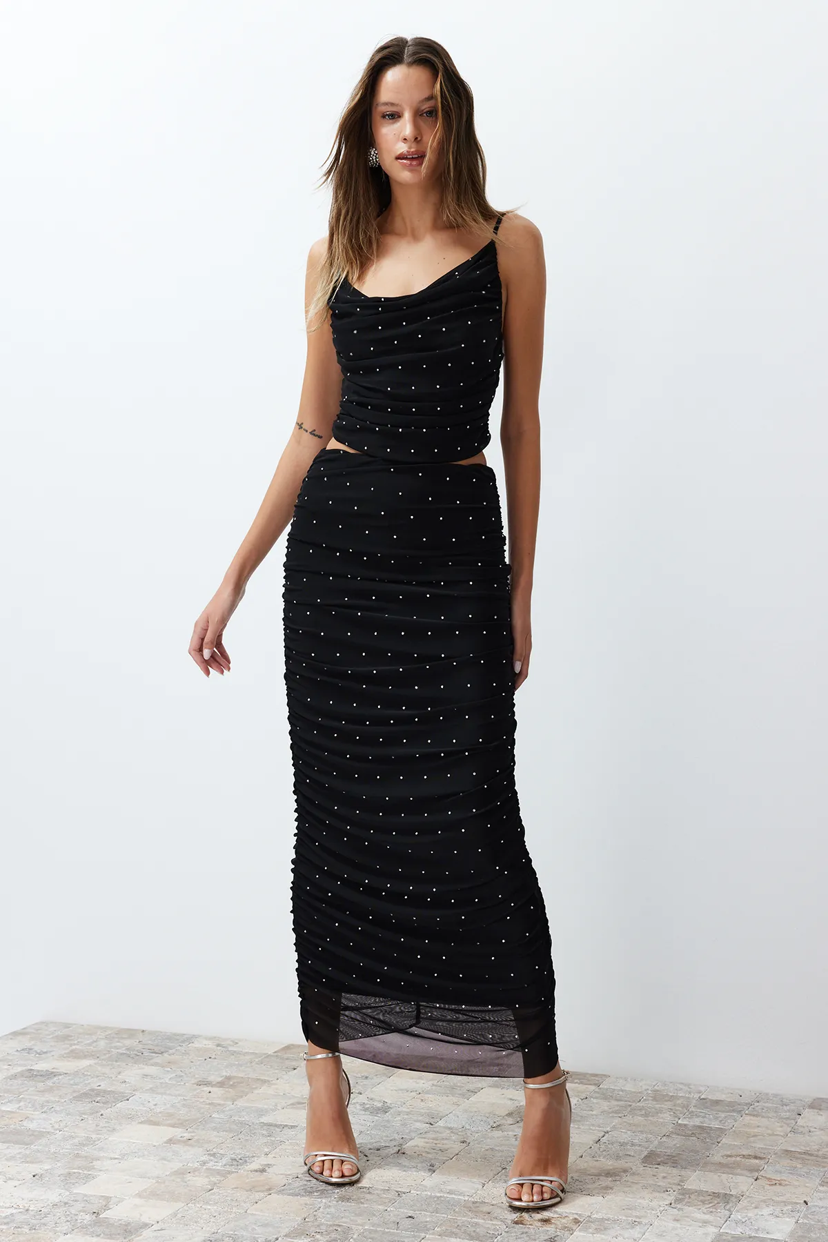 Trendyol Collection  Schwarzer, glänzender, juwelenbesetzter langer Strickrock TPRSS24ET00008