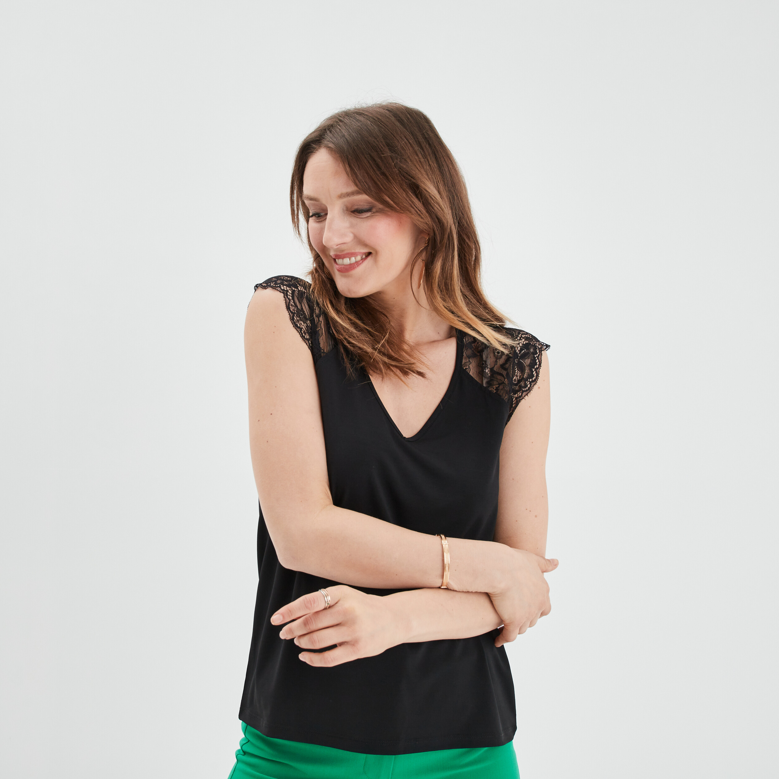 T-shirt col en V dos dentelle noir femme | La Halle