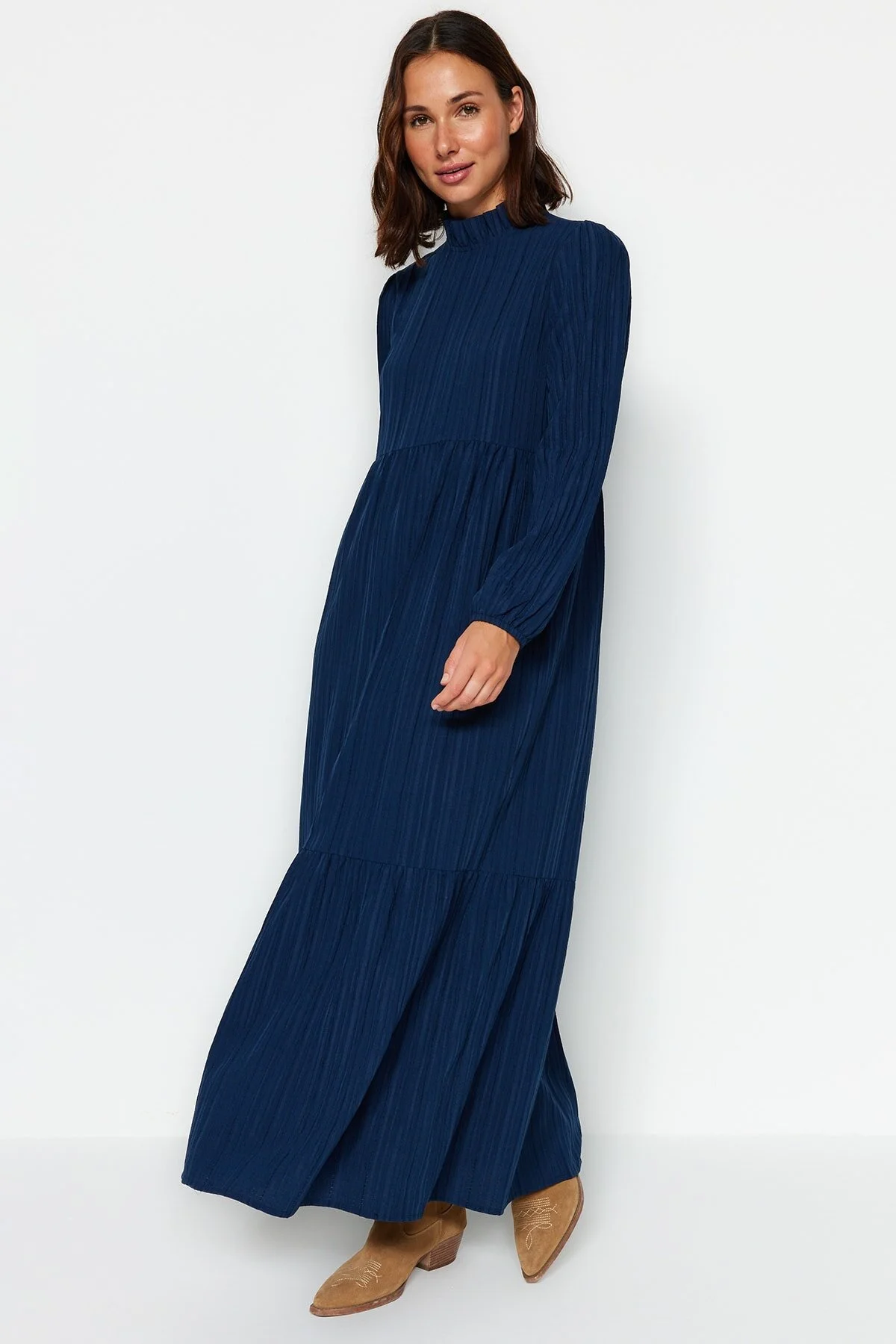 Trendyol Modest  Marineblaues Crinkle-Gewebtes Kleid mit Stehkragen und weiter Passform TCTSS22EB00171