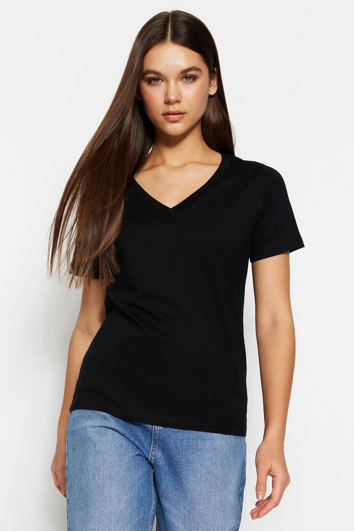 Trendyol Collection  Schwarzes Basic-Strick-T-Shirt mit V-Ausschnitt aus 100 % Baumwolle TWOSS23TS00001