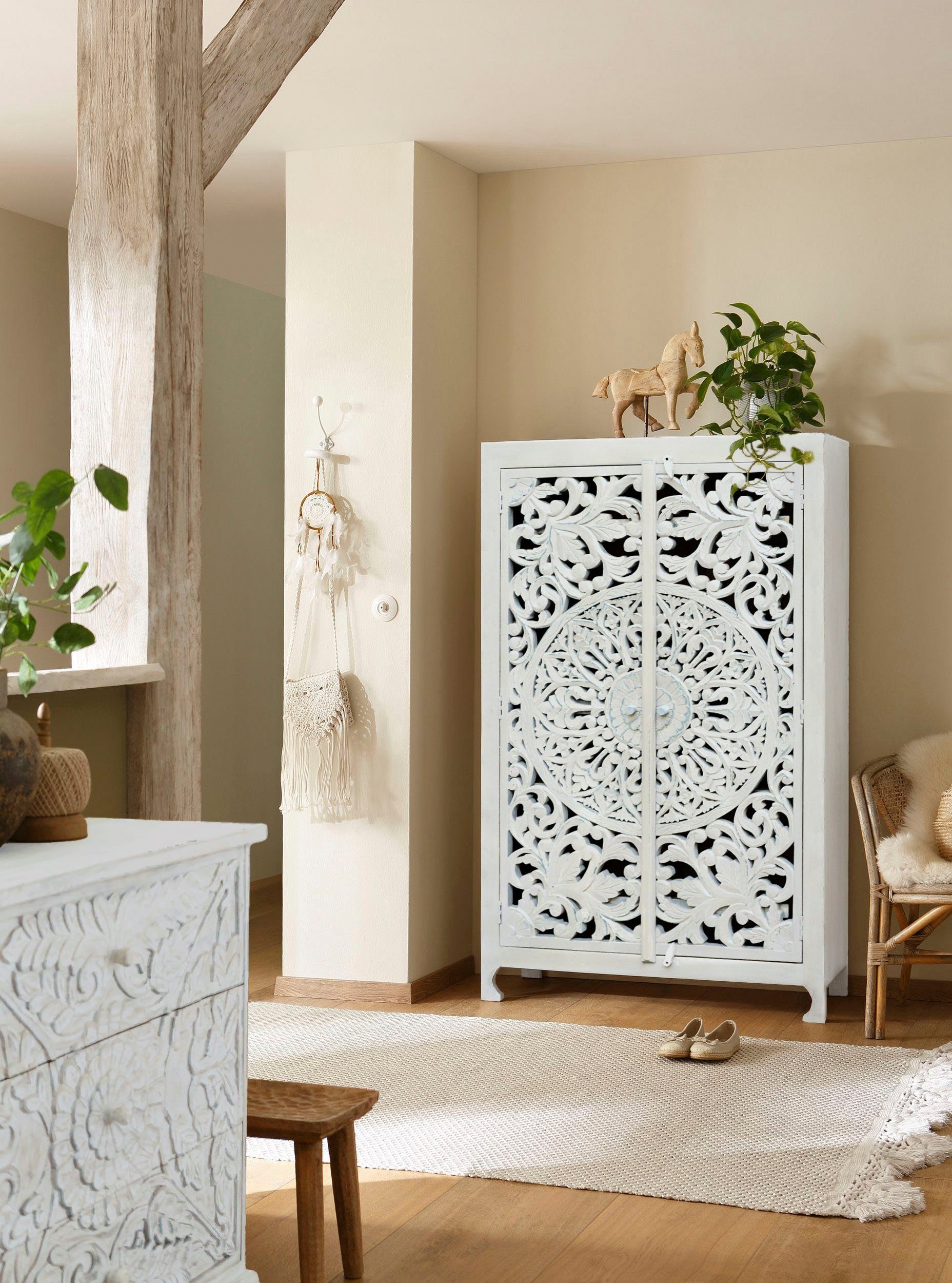 Home affaire Stauraumschrank Kenmare Mangoholz, dekorative Schnitzereien, Breite 100 cm
