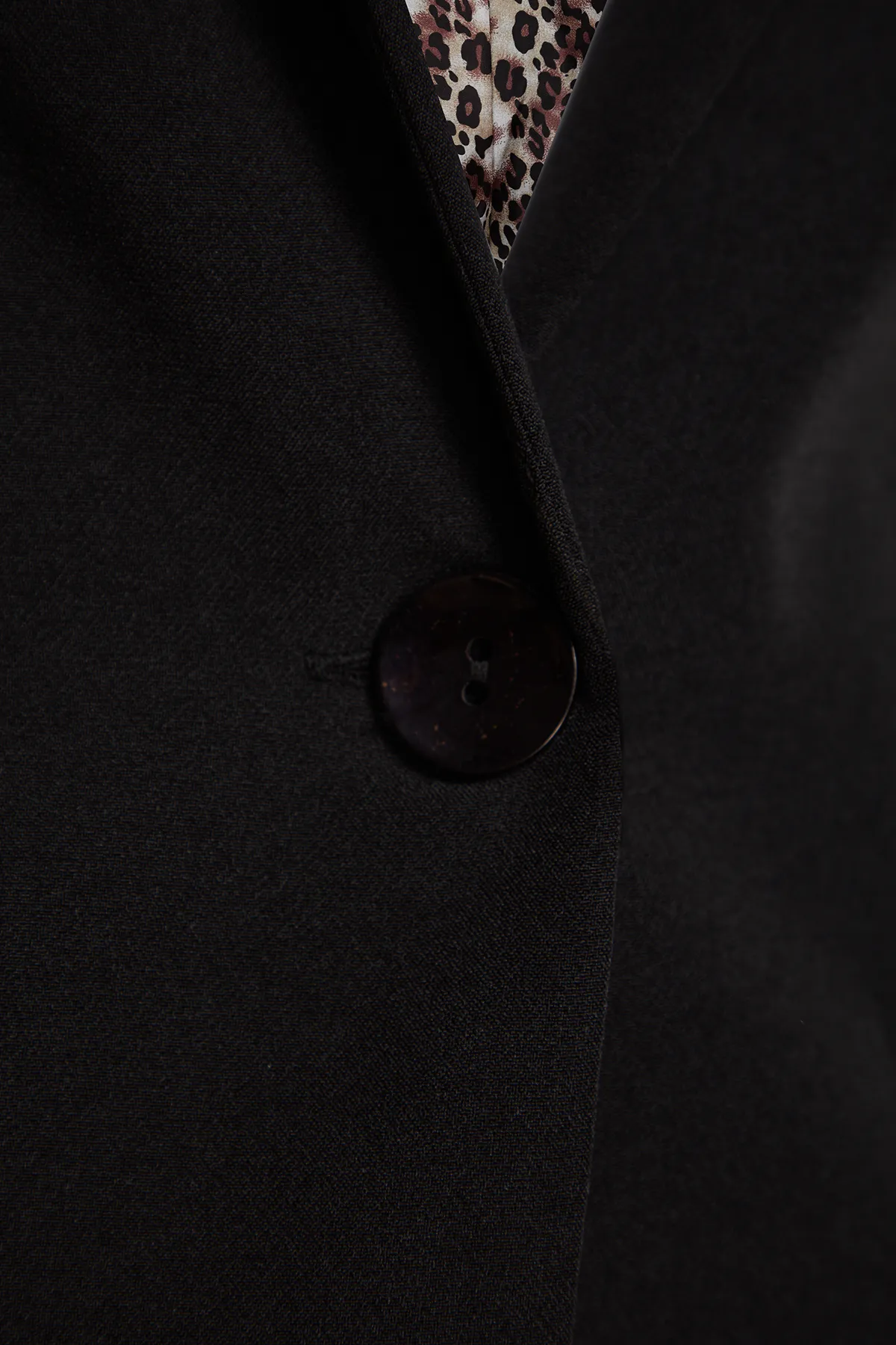 Trendyol Collection  Schwarze Blazerjacke mit normalem Futter und detailliertem Webmuster TWOAW20CE0316