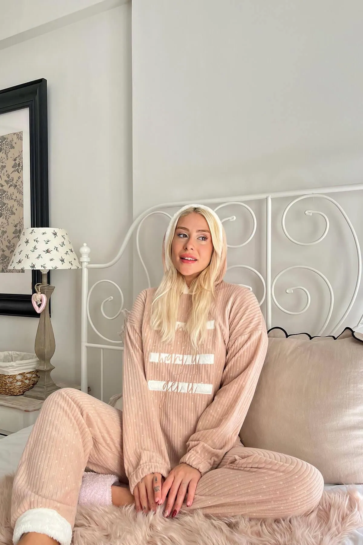 Pijamaevi  Braunes, mit drei Linien gemustertes Pyjama-Set aus Plüsch-Fleece mit Kapuze