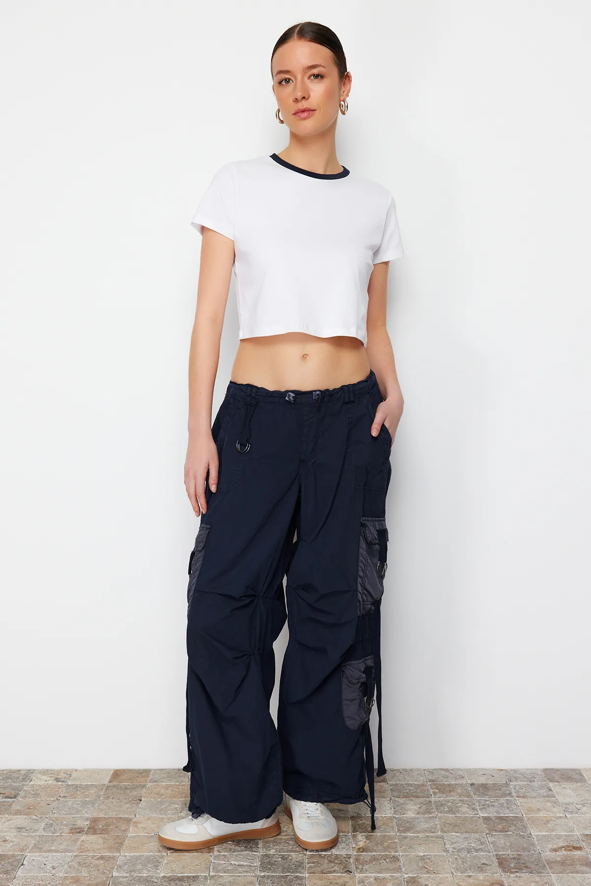 Trendyol Collection  Marineblaue Cargo-Taschen-Jogging-Jeans mit normaler Taille TWOAW24JE00216