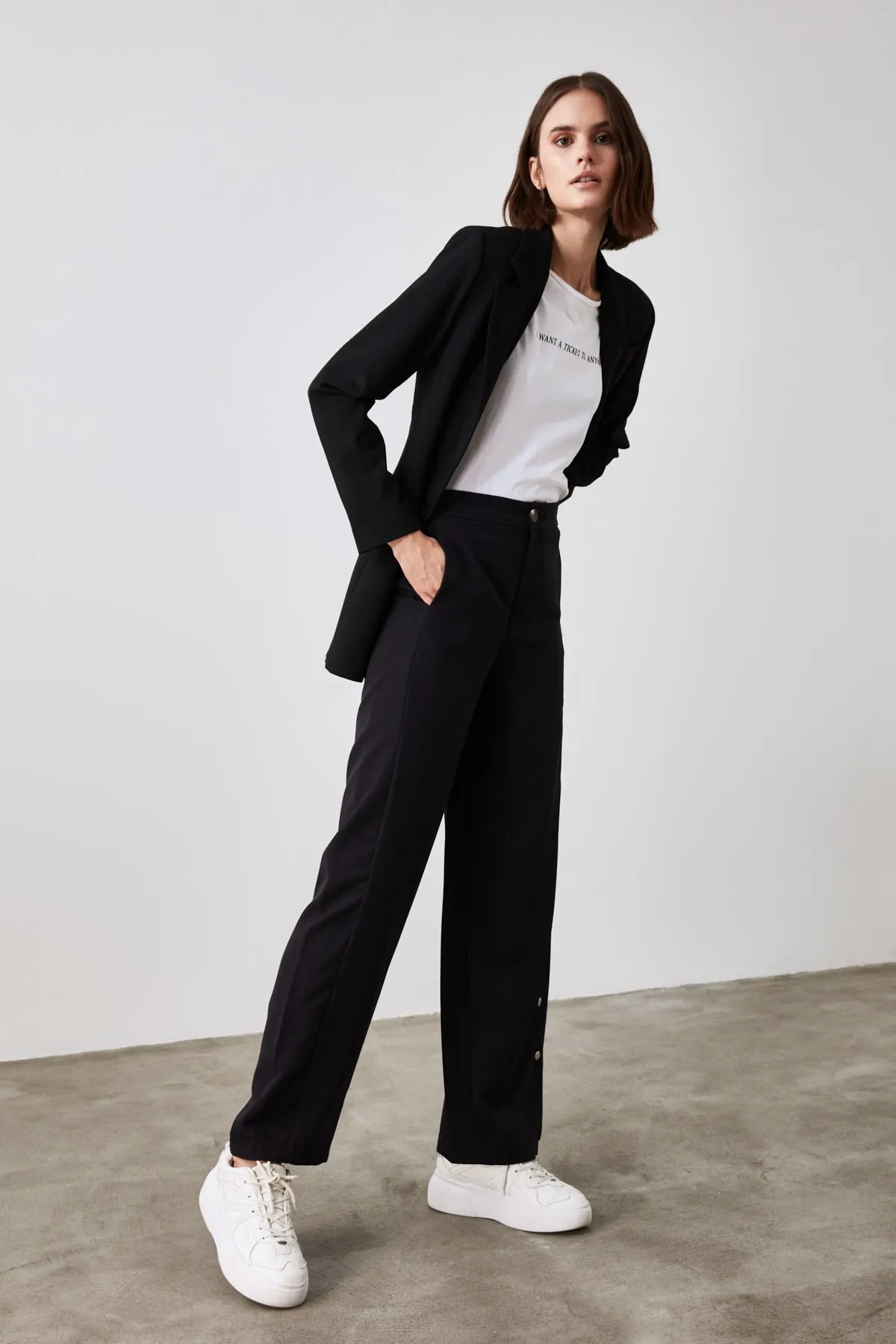 Trendyol Collection  Schwarze Webhose mit weitem Bein und seitlichen Knöpfen TWOSS20PL0398