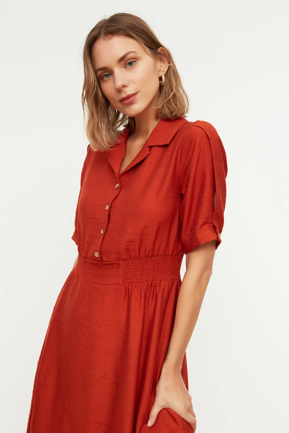 Trendyol Collection  Orangefarbenes Webkleid mit Gimpen- und Knopfdetails TWOSS21EL1023