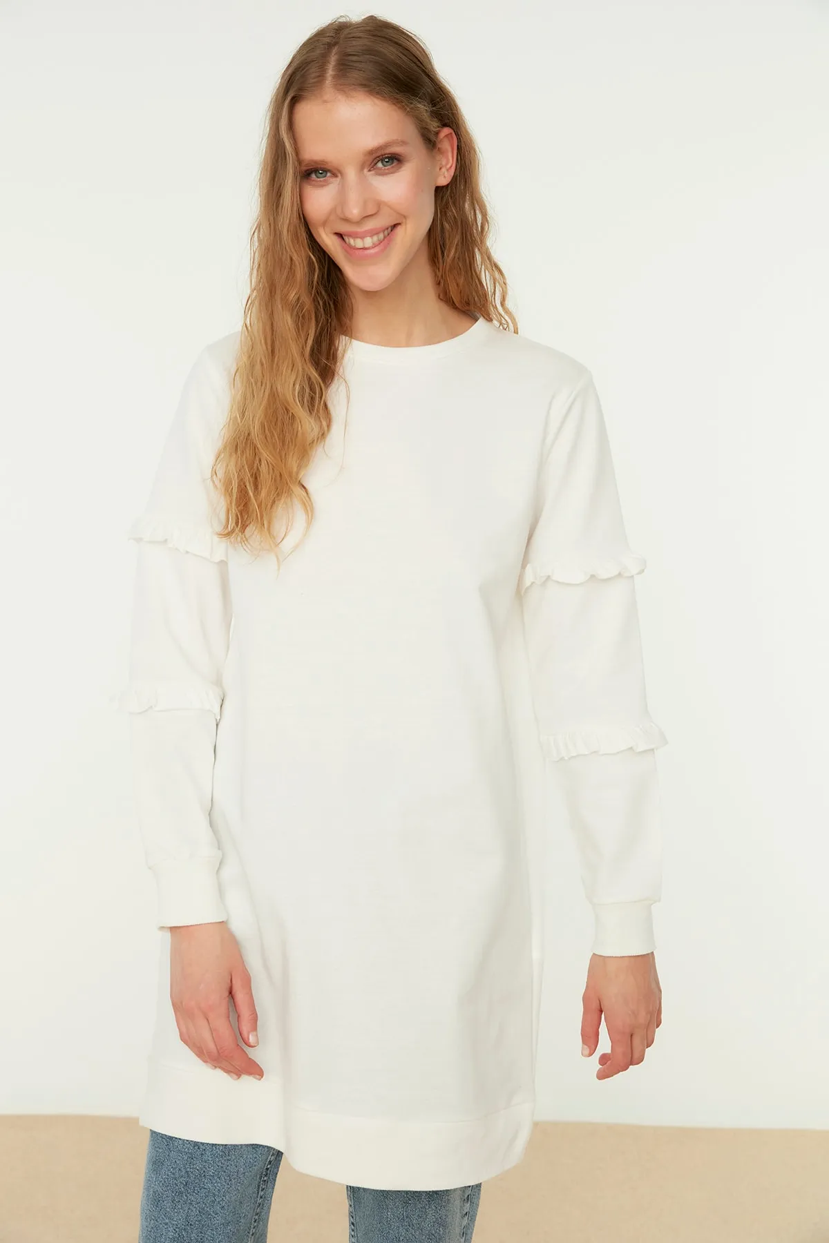 Trendyol Modest  Ecrufarbene Stricktunika mit Rundhalsausschnitt und Rüschenärmeln TCTSS21TN0088