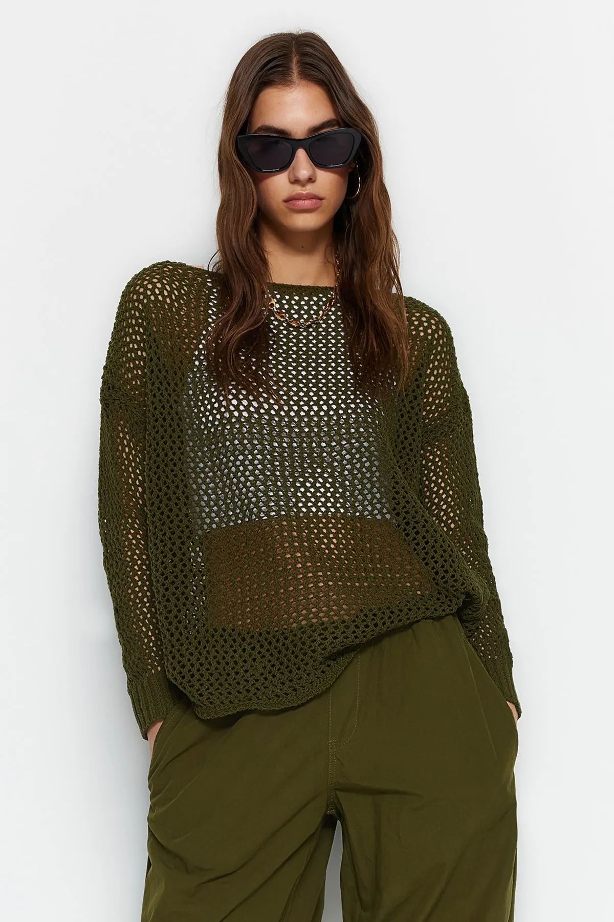 Trendyol Collection  Khakifarbener Strickpullover aus Baumwolle mit Lochmuster und super weiter Passform TWOAW20FV0184