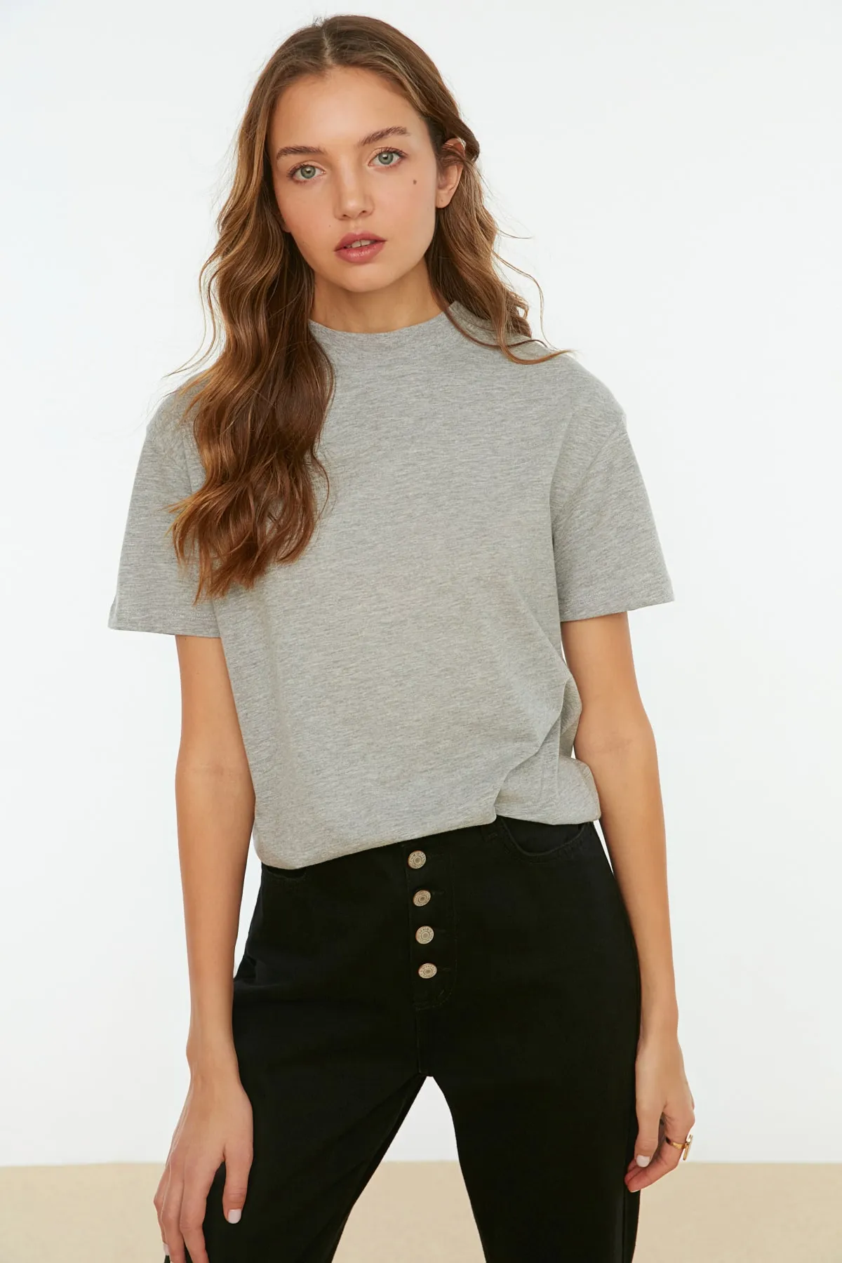 Trendyol Collection  Grau meliertes Basic-Strick-T-Shirt mit Stehkragen TWOAW20TS0096