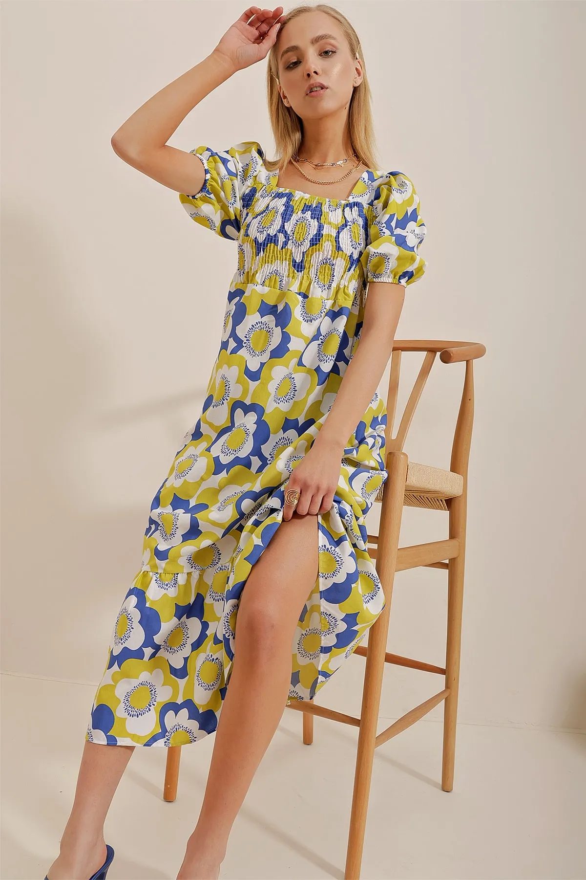 Trend Alaçatı Stili  Ölgrünes, wassermelonenärmeliges, floral gemustertes, glitzerndes Popeline-Damenkleid mit Volantsaum ALC-X8478