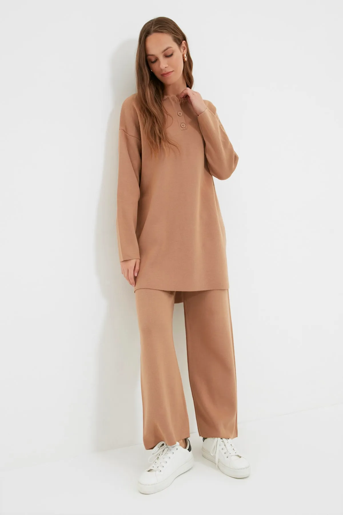 Trendyol Modest  Kamelfarbener Strickanzug mit Polokragen und Tunika-Hose TCTAW22US0076
