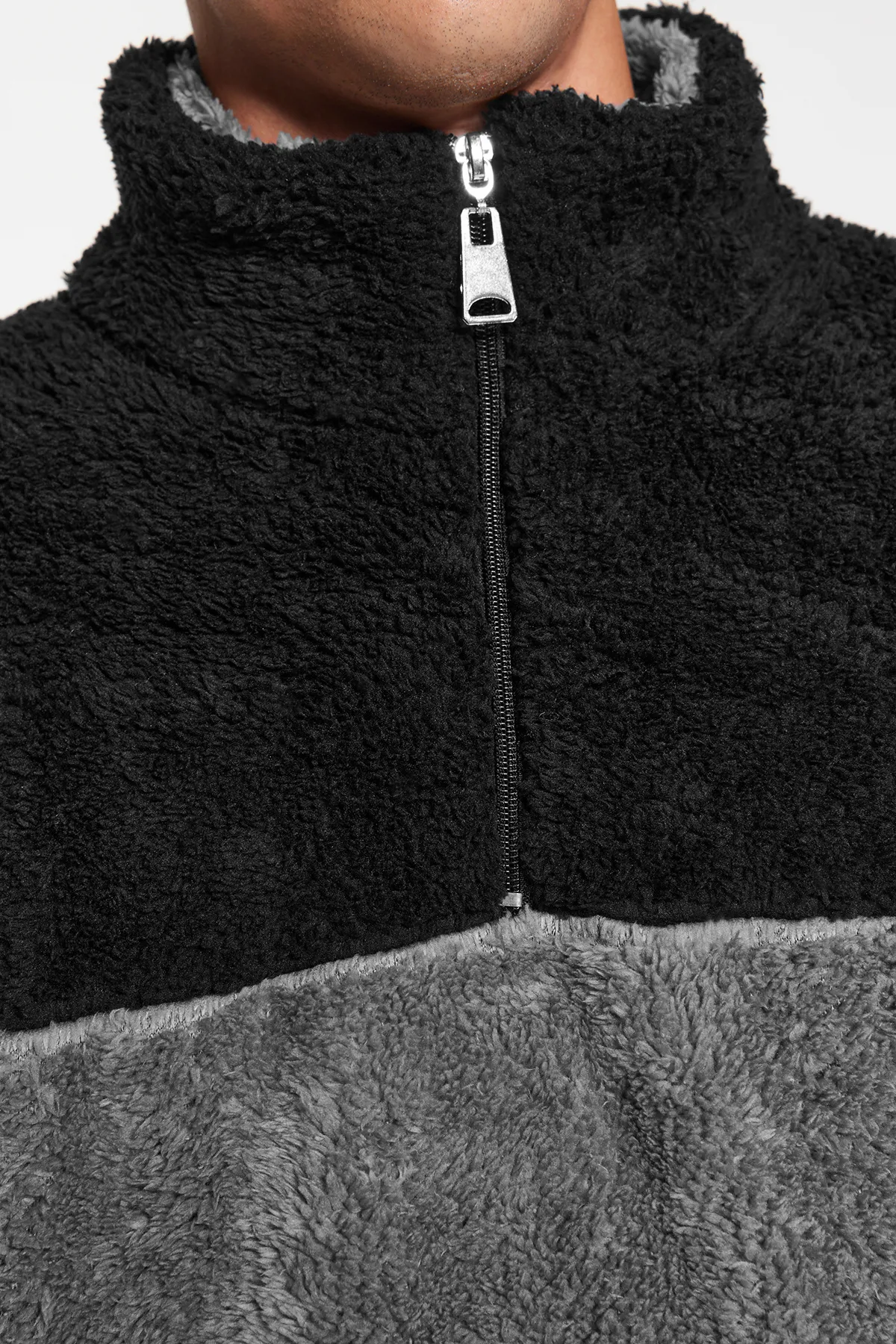 Trendyol Collection  Schwarzes Unisex-Sweatshirt in Übergröße/Weitschnitt, Farbblock, minimale Stickerei, warmes Plüsch-Sweatshirt TMNAW22SW1477