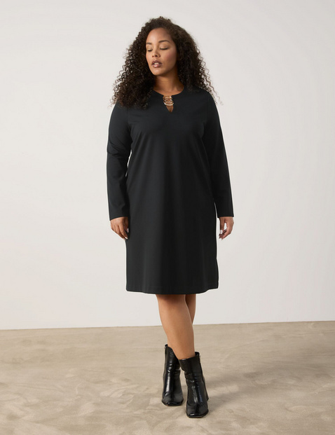 Stilvolles Kleid mit Schmuckdetail