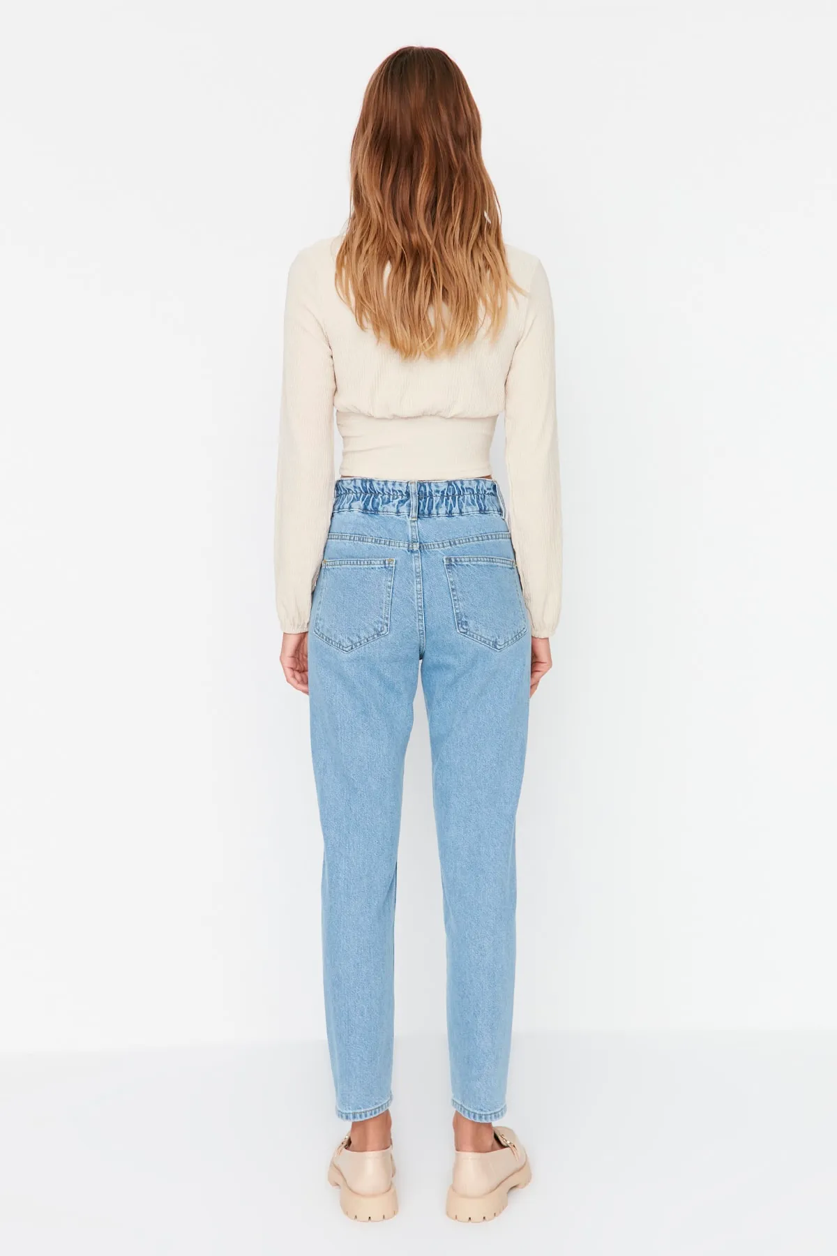Trendyol Collection  Hellblaue Mom-Jeans mit hoher Taille und Detail TWOAW23JE00190