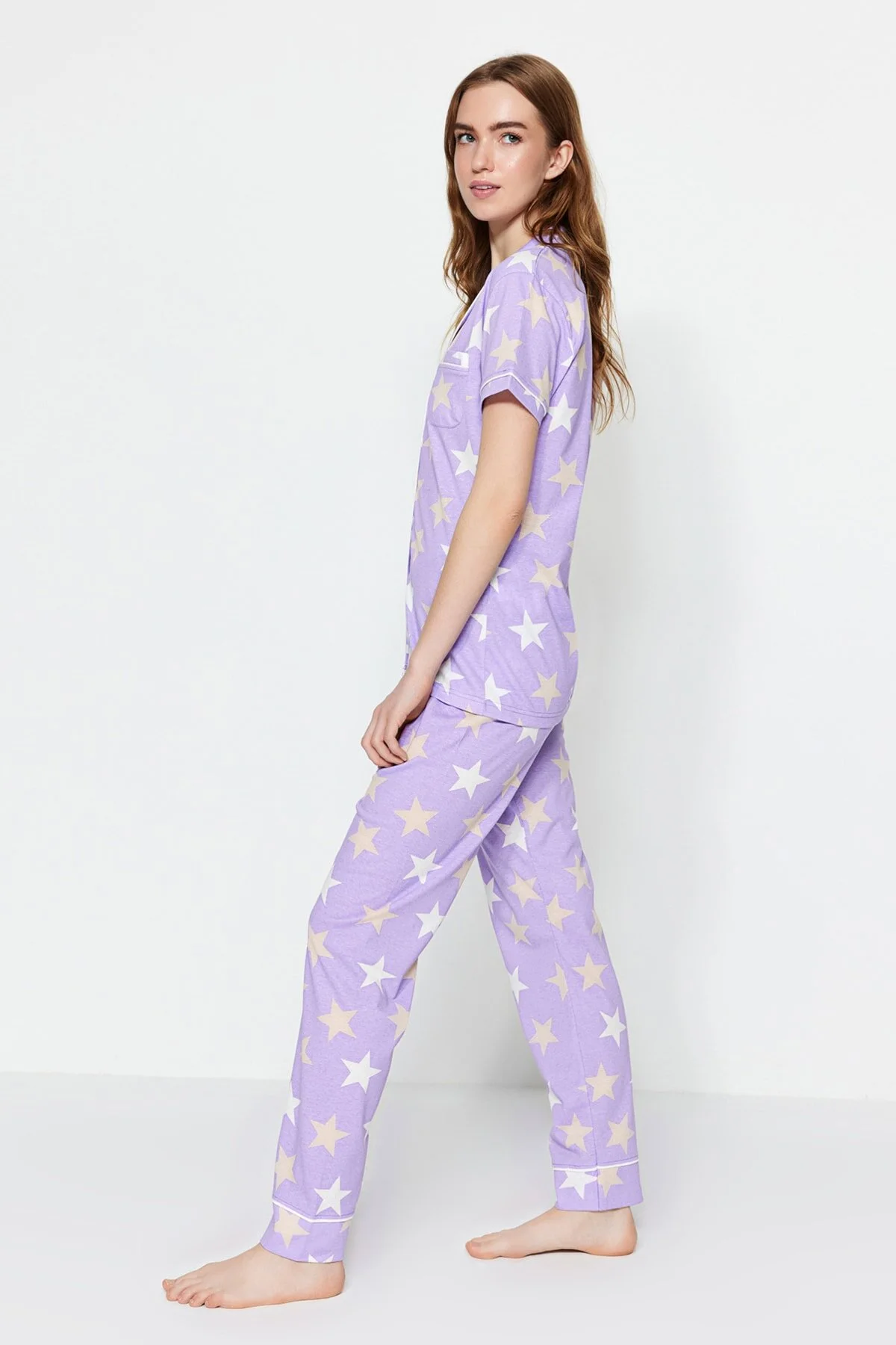 Trendyol Collection  Gestricktes Pyjama-Set aus Hemd und Hose aus fliederfarbener Baumwolle mit Sternenmuster THMSS21PT0786