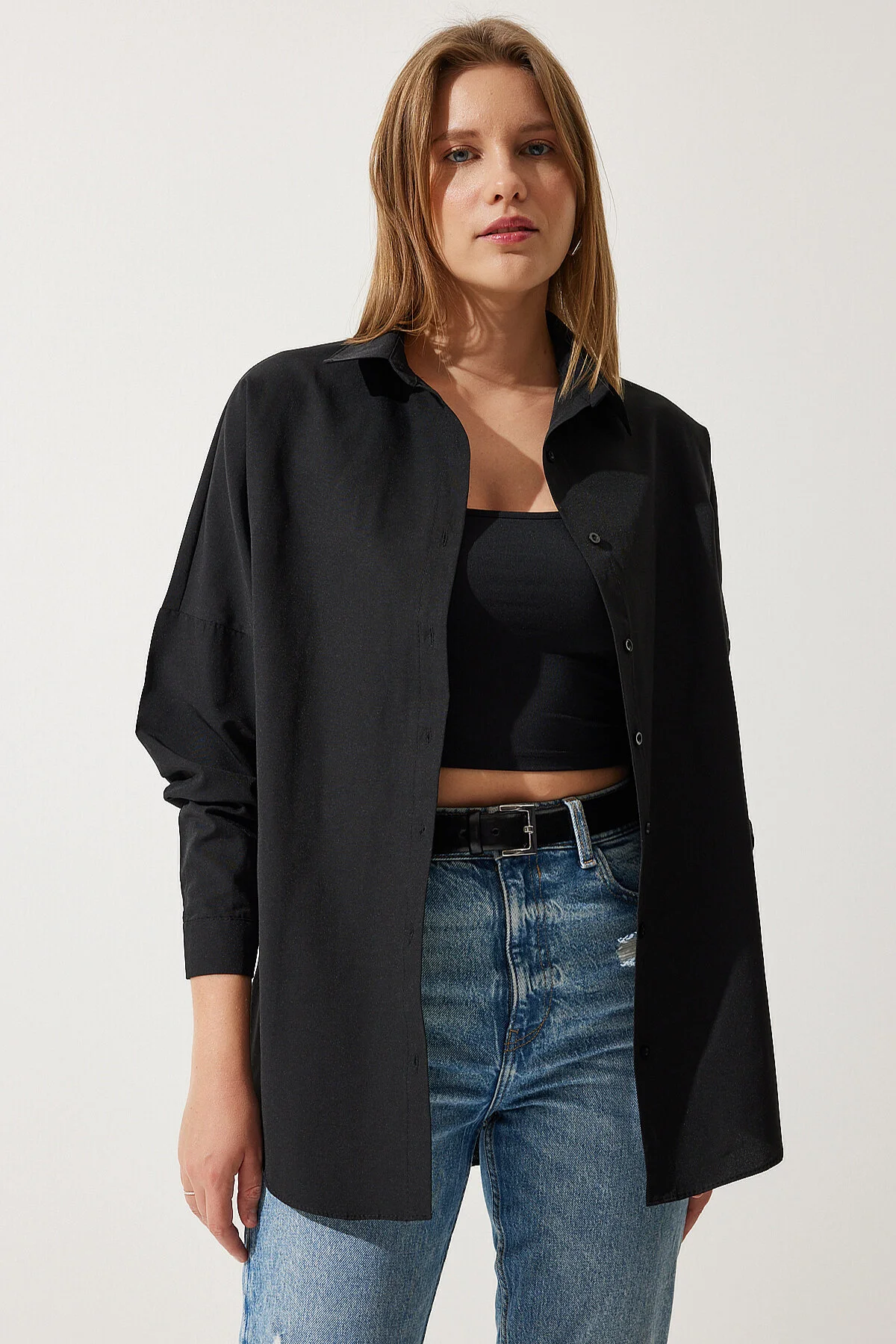 Happiness İstanbul  Schwarzes, langes Oversize-Basic-Shirt für Damen DD00842