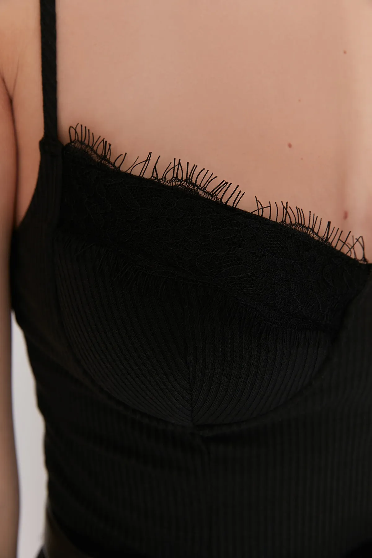 Trendyol Collection  Schwarzer Strick-Spitzen-Body TPRSS22BD00009