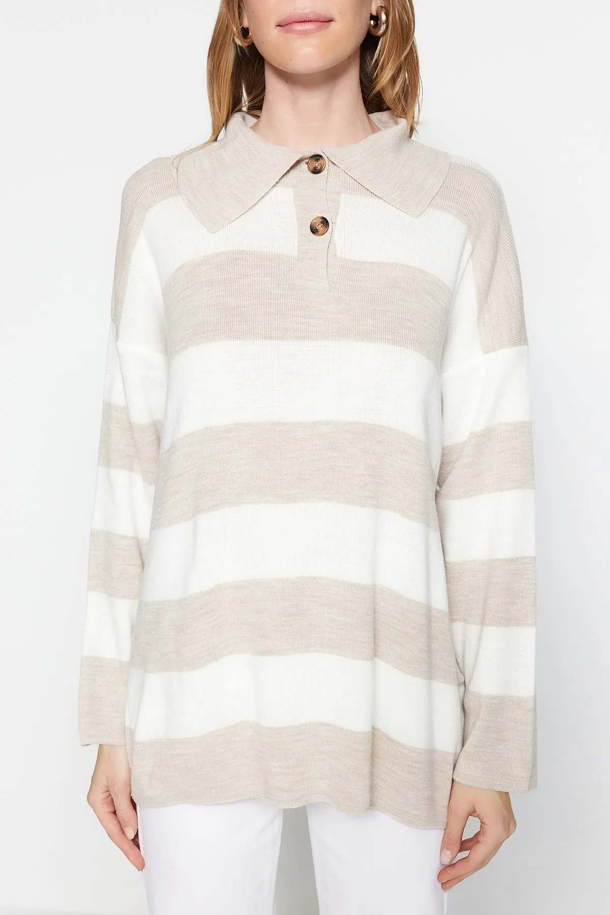Trendyol Modest  Gestreifter Strickpullover mit Polokragen in Steinoptik TCTAW23KZ00039