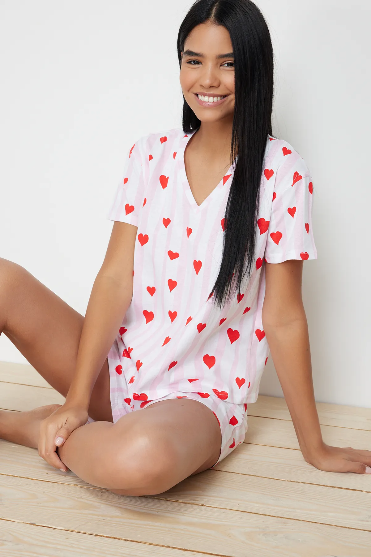 Trendyol Collection  Puder-mehrfarbiges Pyjama-Set aus 100 % Baumwolle mit Streifen und Herzenmuster THMSS24PT00073