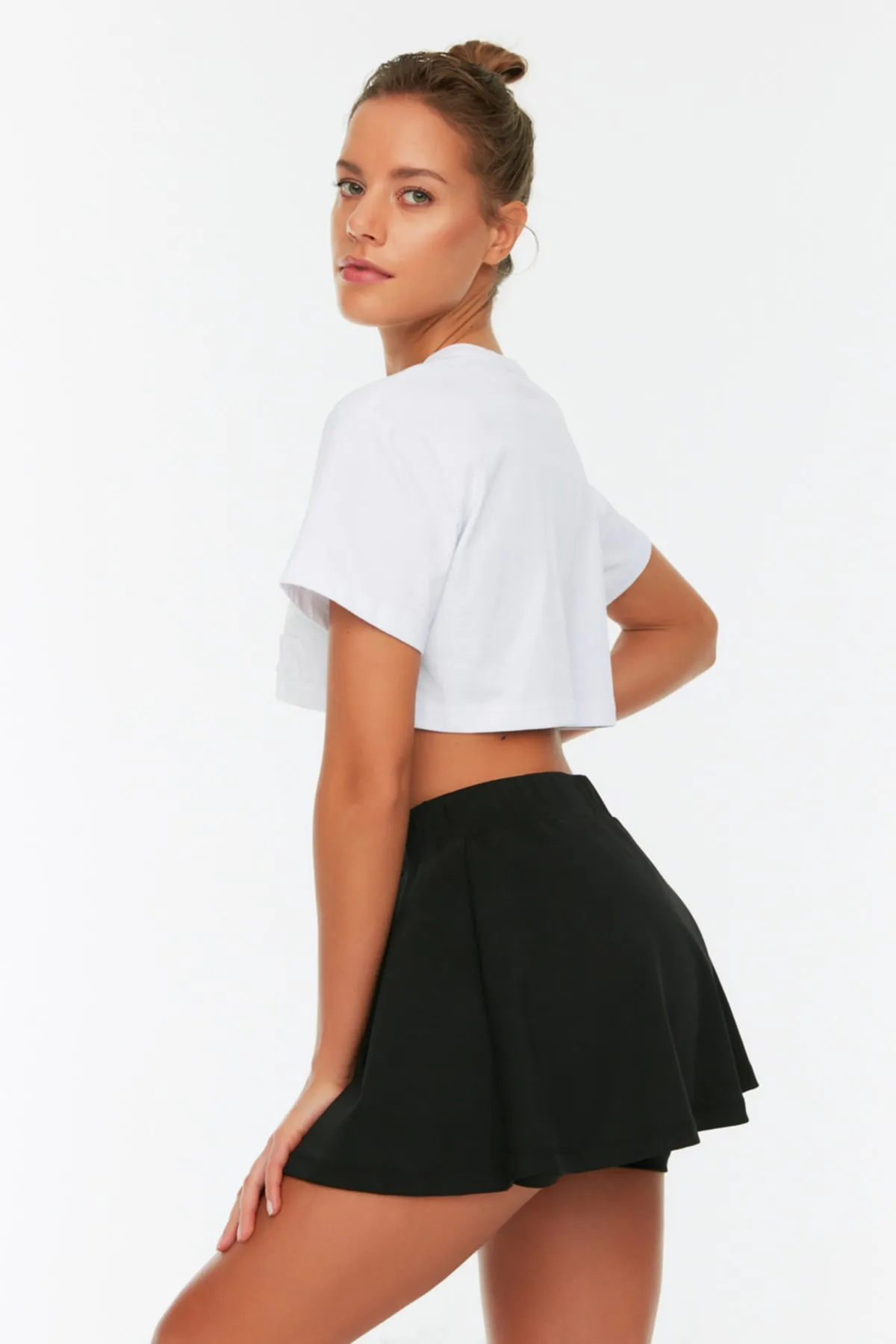 Trendyol Collection  Schwarzer 2-lagiger Tennis-Strick-Sportshortsrock mit Shorts innen TWOSS22SR00067