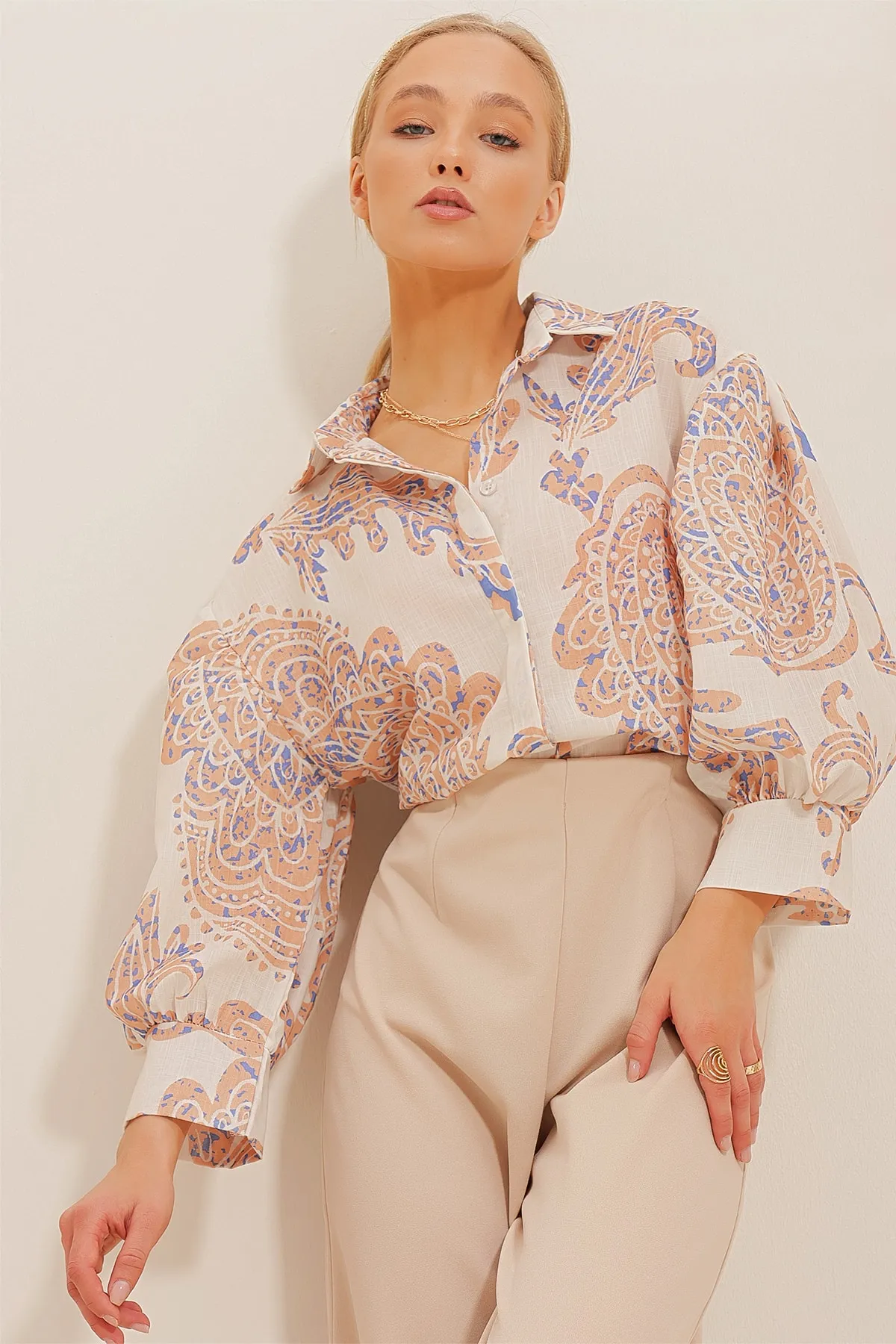 Trend Alaçatı Stili  Creme-Kaffeefarbenes Hemd aus gewebtem Leinen mit Prinzessinnen-Ethnomuster für Damen, Flammen-Muster, ALC-X10397