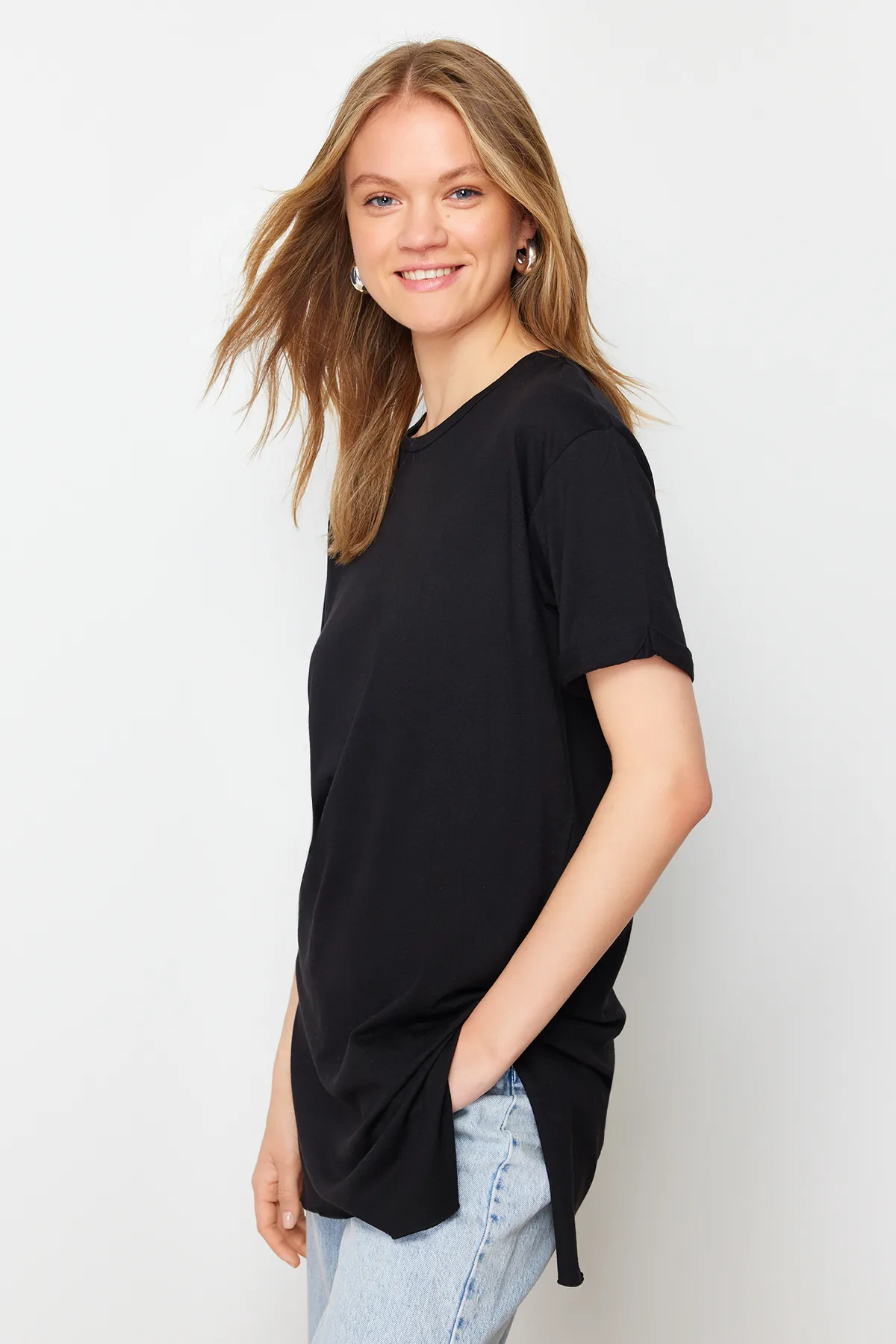 Trendyol Modest  Schwarz-Khakifarbenes 2er-Pack kurzärmliges Basic-Strick-T-Shirt mit Rundhalsausschnitt und Schlitzdetails TCTSS21UK0009