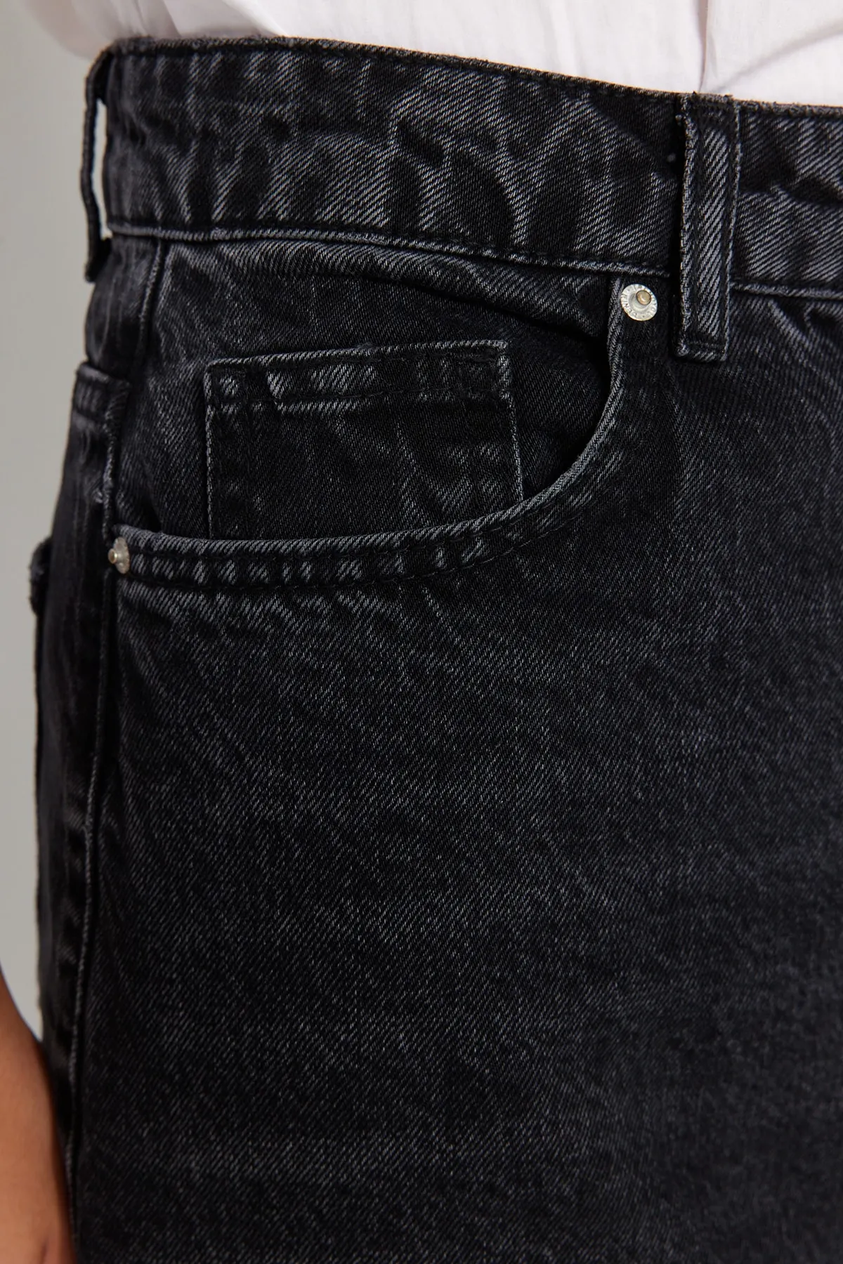 Trendyol Collection  Schwarzer Jeansrock mit Knopfleiste und Schlitz vorne TWOAW24ET00063