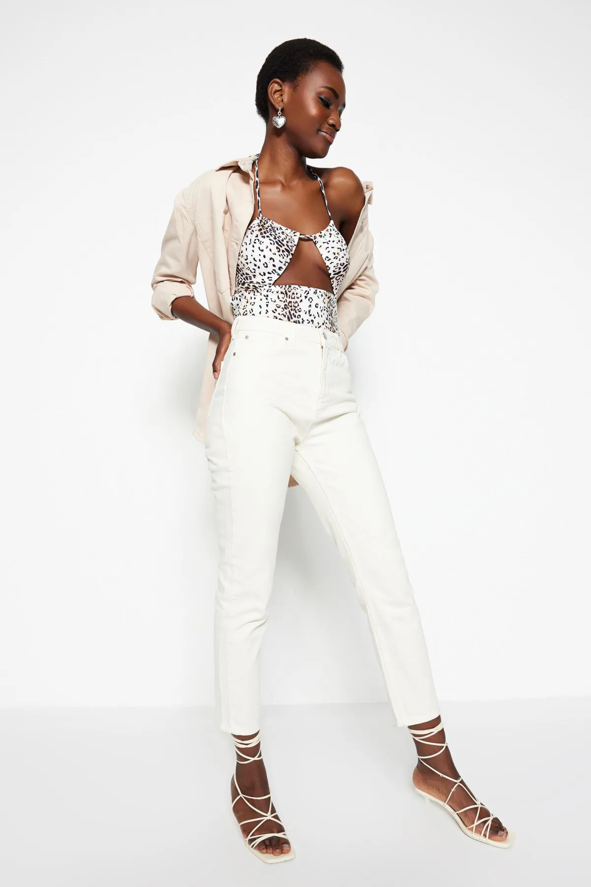 Trendyol Collection  Beigefarbene Mom-Jeans mit hoher Taille TWOSS22JE0678