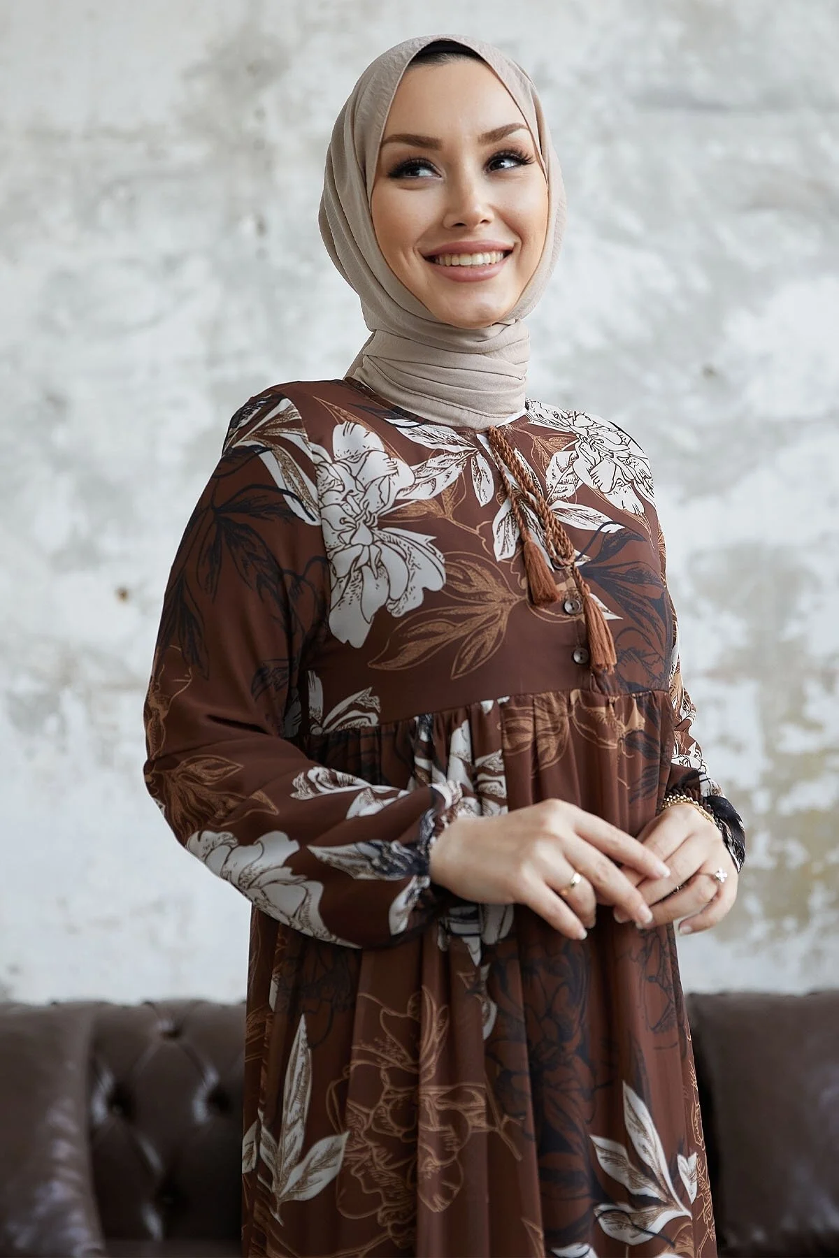 InStyle  Jalya Chiffonkleid mit geknöpftem Kragen und Schnürung – Braun